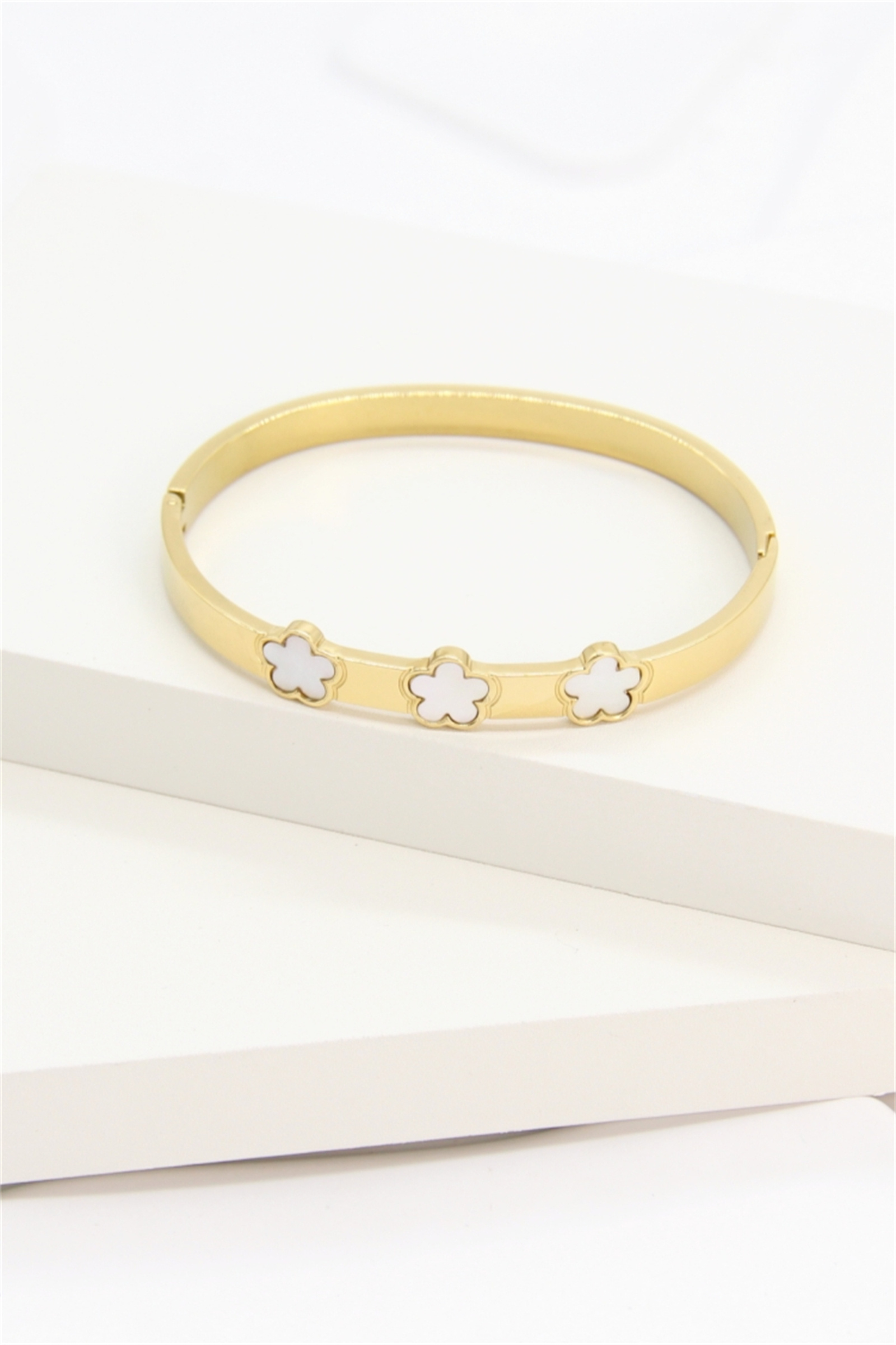 Grossiste Bellissima - Bracelet Jonc Trèfle Doré – ACIER INOXYDABLE