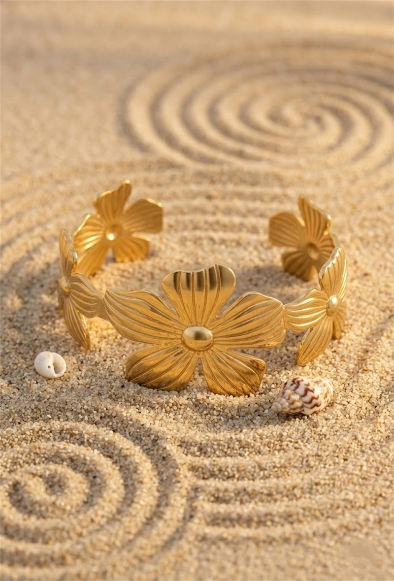 Grossiste Bellissima - Bracelet jonc fleur ajustable en acier inoxydable – l'élégance florale incarnée