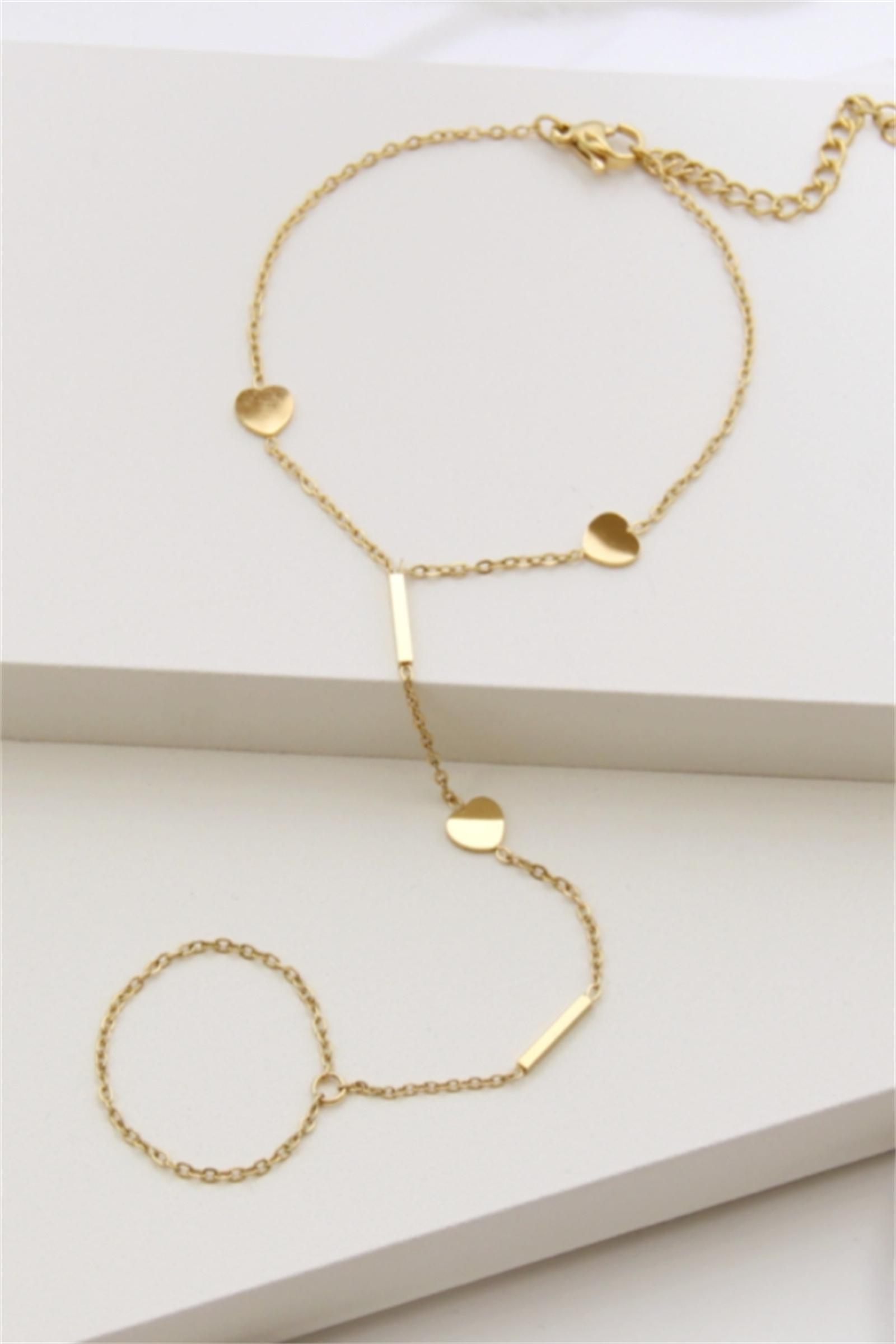 Grossiste Bellissima - Bracelet de main en acier inoxydable doré motifs cœurs