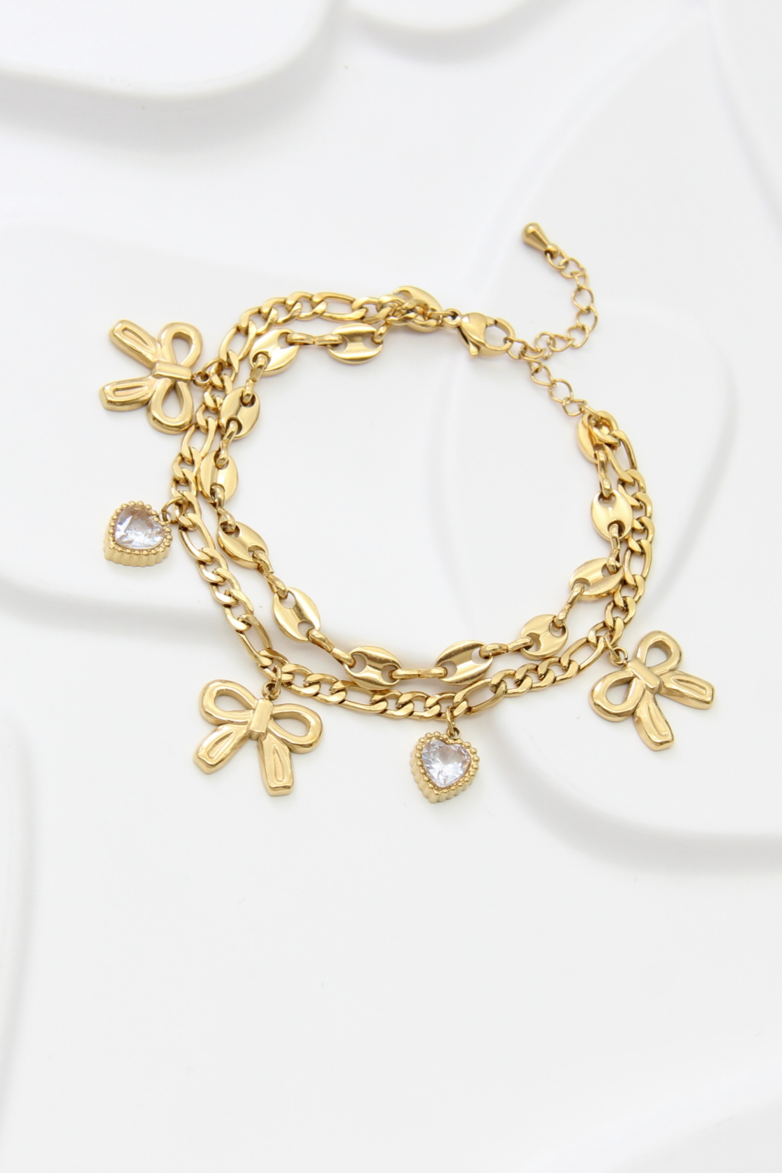 Grossiste Bellissima - Bracelet double chaîne doré avec charms nœuds et cœurs zircon