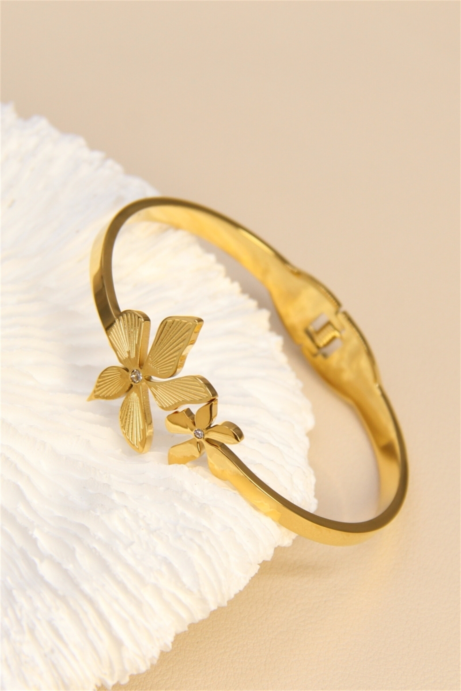 Grossiste Bellissima - Bracelet jonc fleur en acier inoxydable – Élégance florale intemporelle