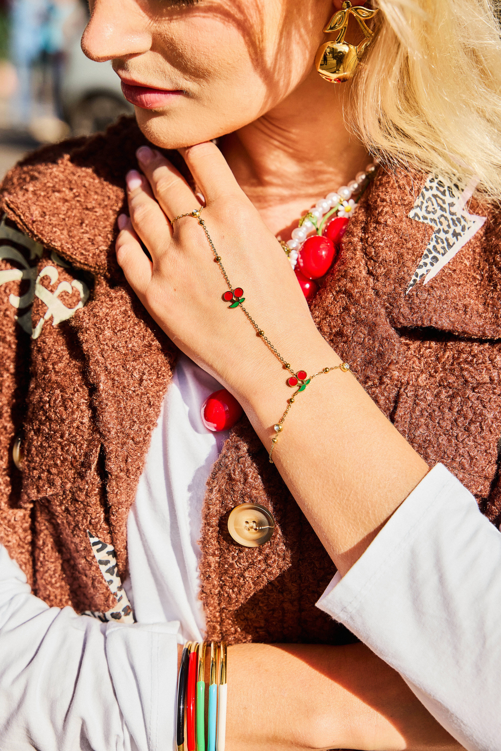 Grossiste Bellissima - Bracelet de main cerises en acier inoxydable doré