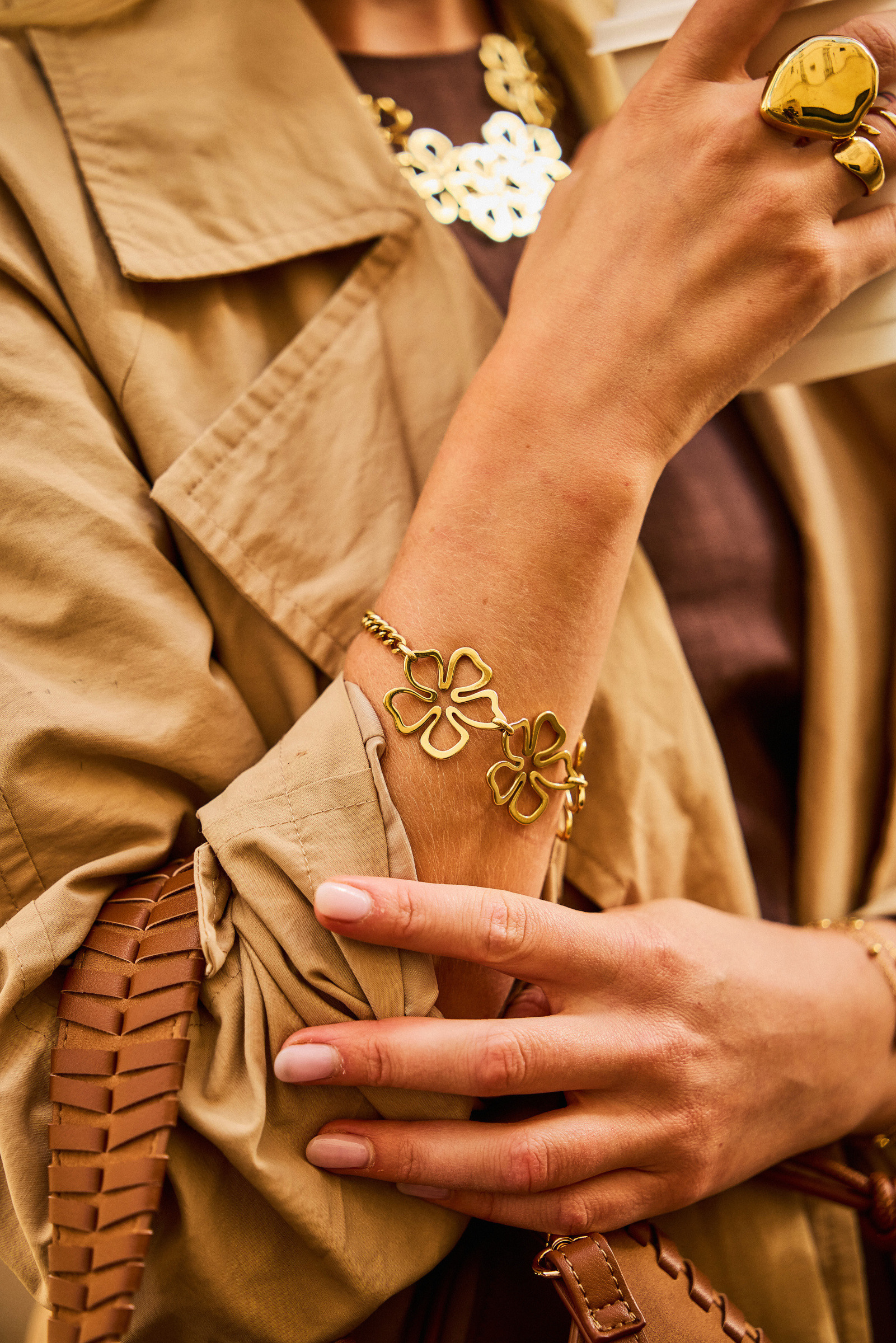 Grossiste Bellissima - Bracelet Fleur en Acier Inoxydable Doré – Élégance Florale
