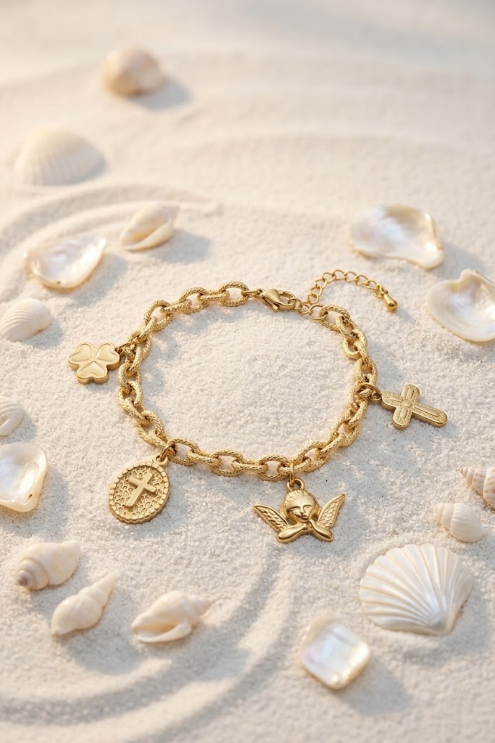 Grossiste Bellissima - Bracelet doré avec pendentifs croix, ange et trèfle