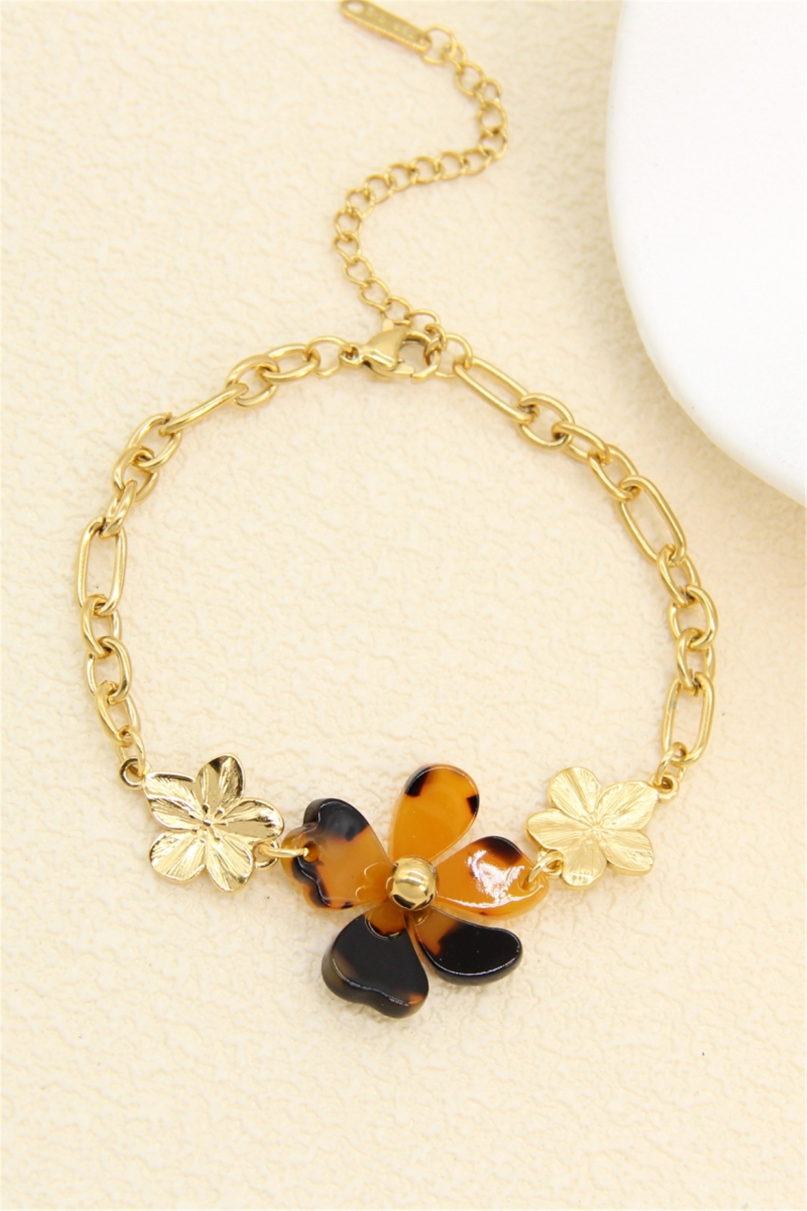 Grossiste Bellissima - Bracelet Fleur Résine Effet Écaille et Fleurs Dorées – Chaîne Acier Inoxyd