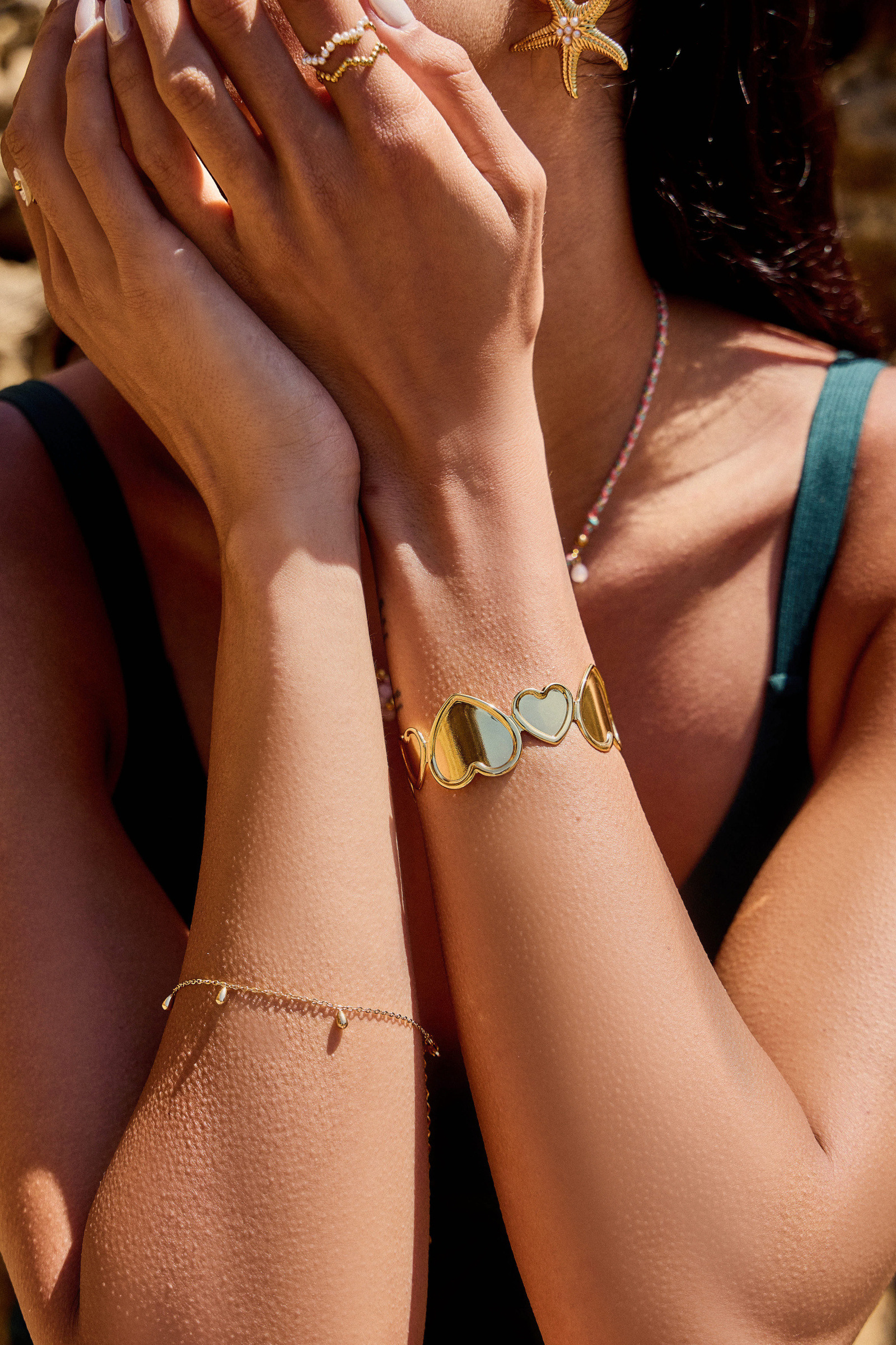 Wholesaler Bellissima - Gold hearts cuff bracelet - shiny stainless steel