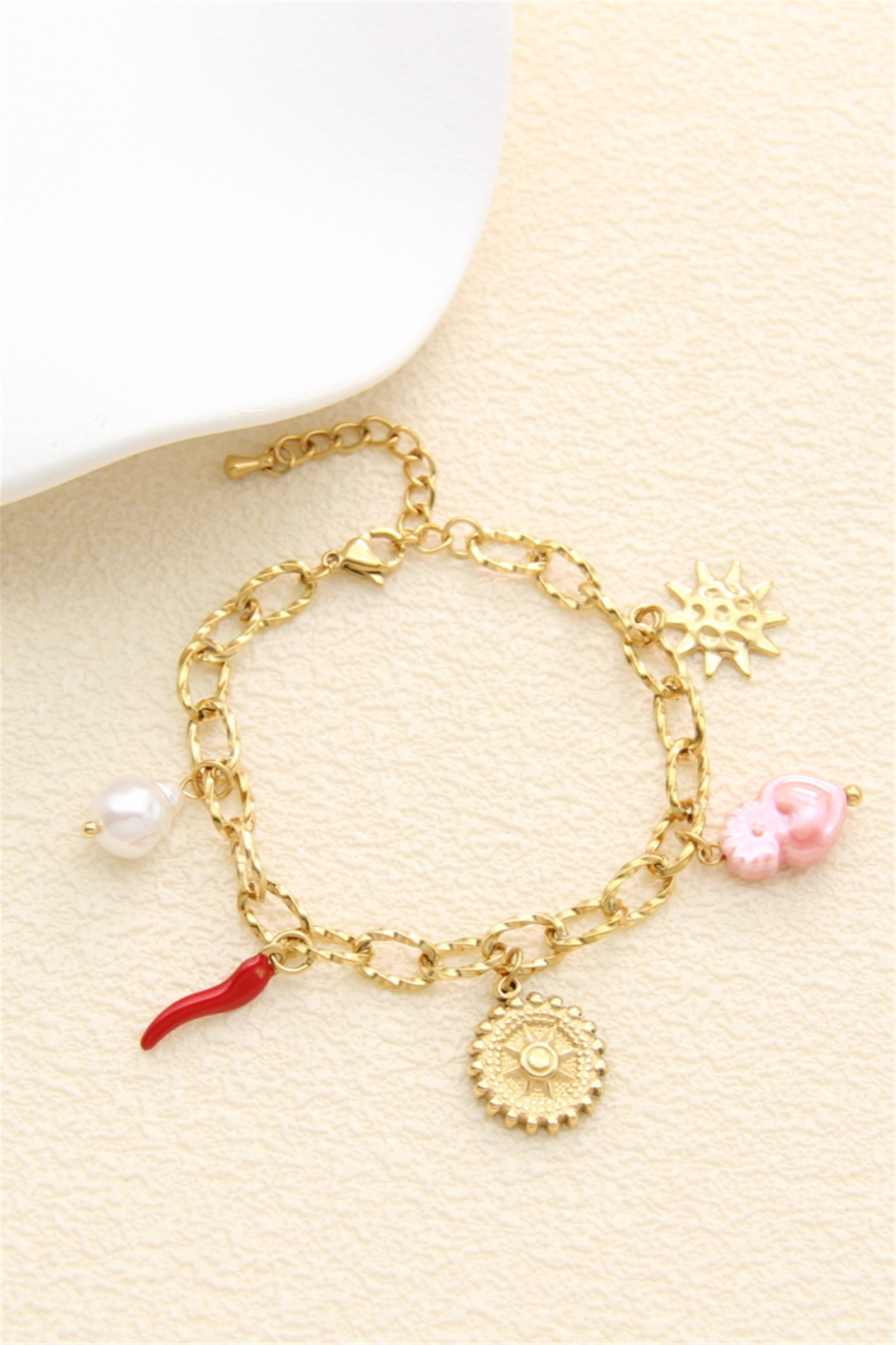 Grossiste Bellissima - Bracelet Charms Doré – Soleil, Cœur et Perles Fantaisie