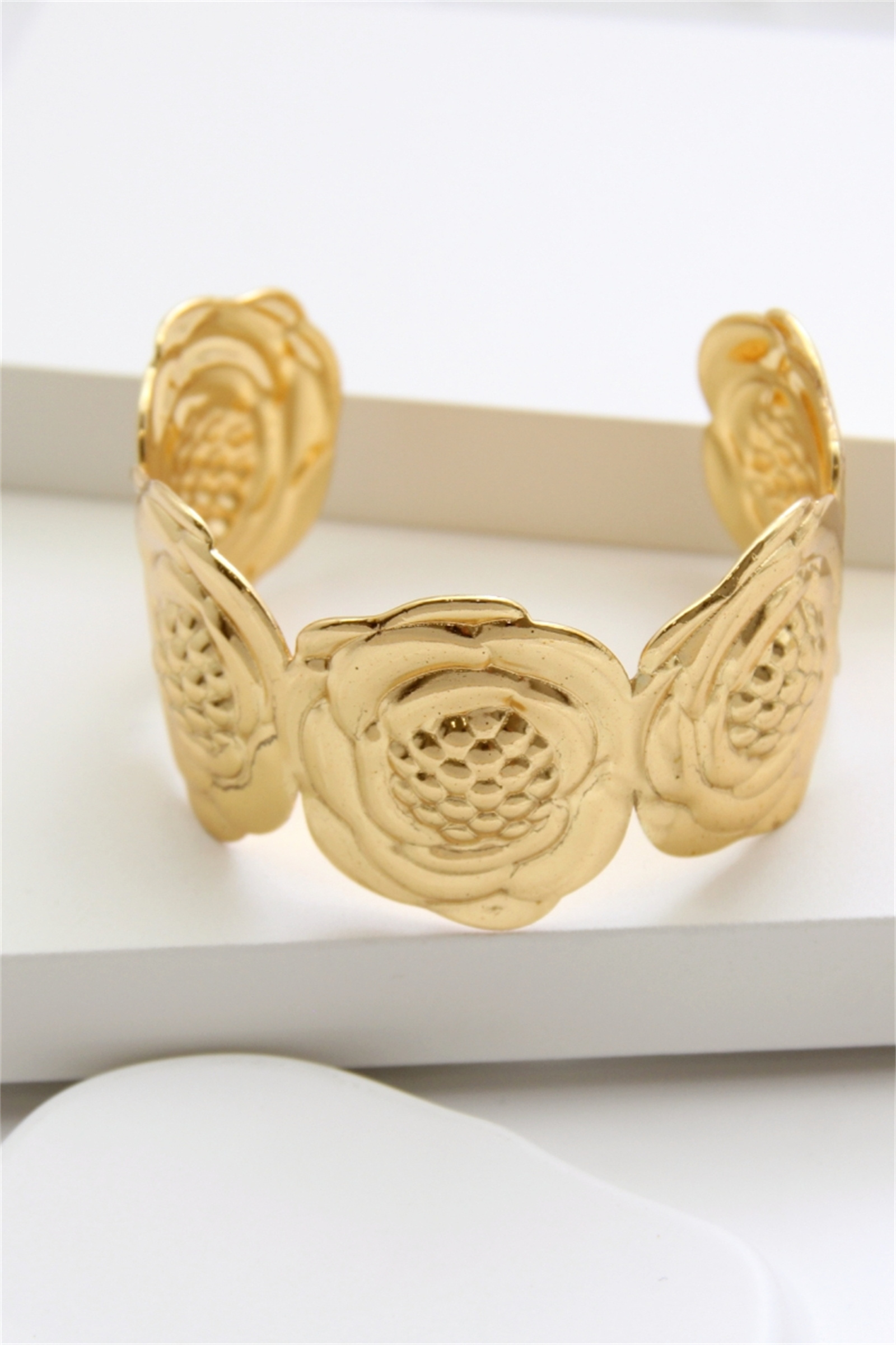 Grossiste Bellissima - Bracelet jonc doré en acier inoxydable – Fleur en relief