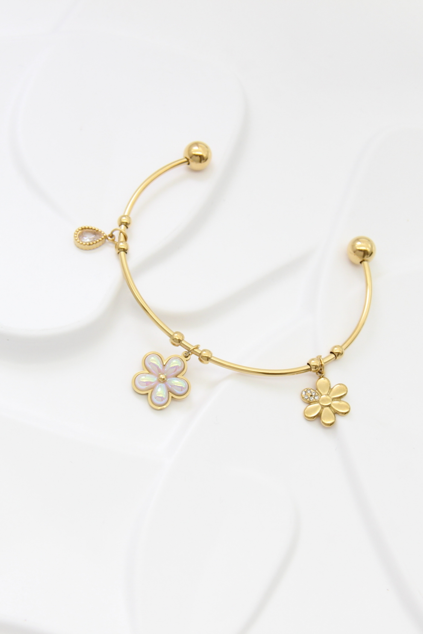 Grossiste Bellissima - Bracelet jonc charms en acier inoxydable doré – Fleurs et goutte nacrée