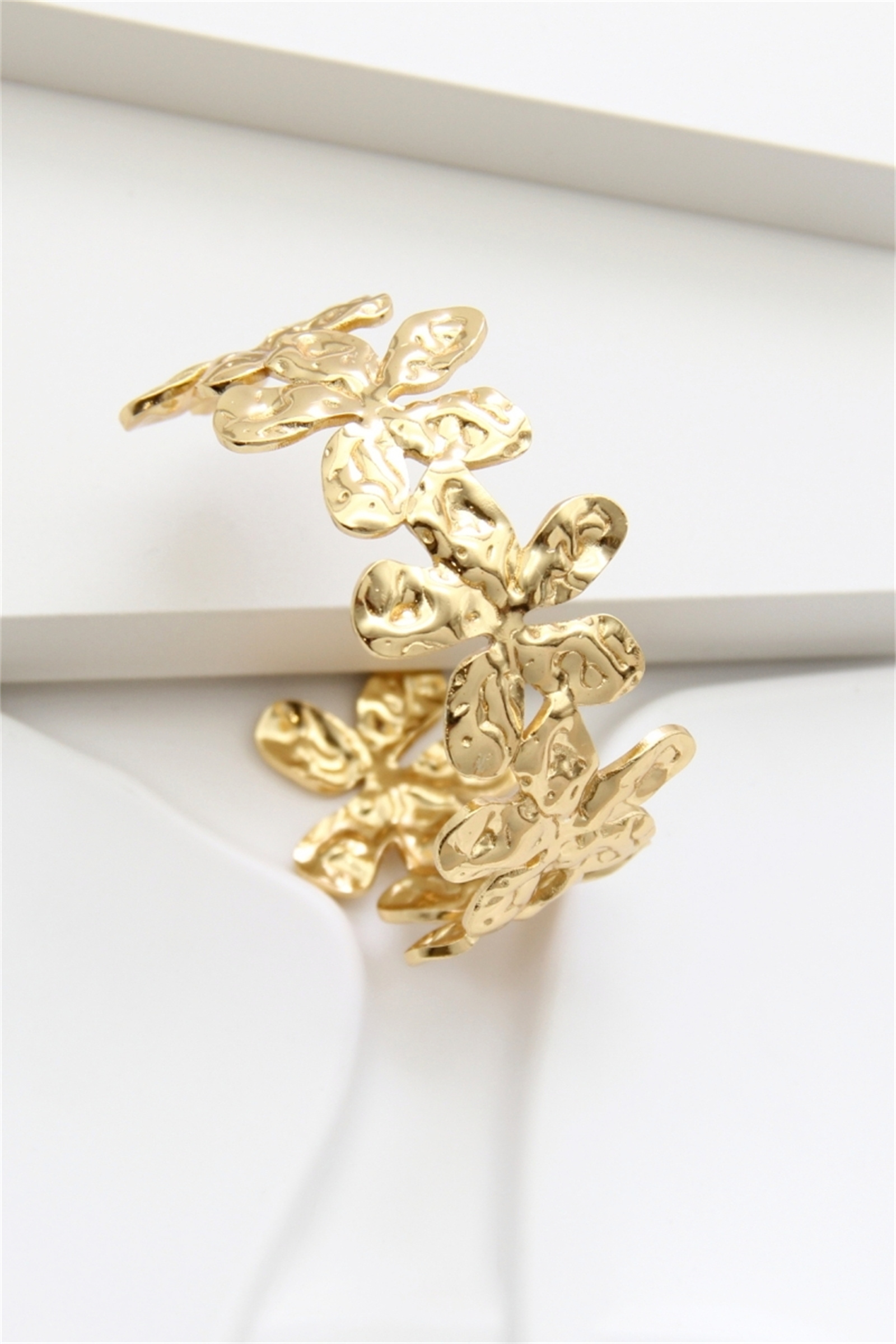 Grossiste Bellissima - Bracelet jonc doré en acier inoxydable – Fleurs martelées