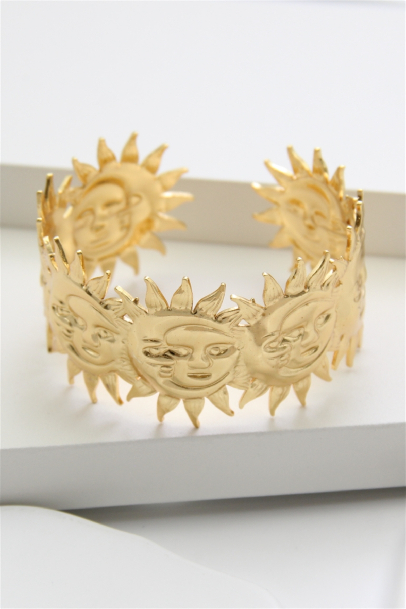 Grossiste Bellissima - Bracelet jonc doré en acier inoxydable – Soleil gravé
