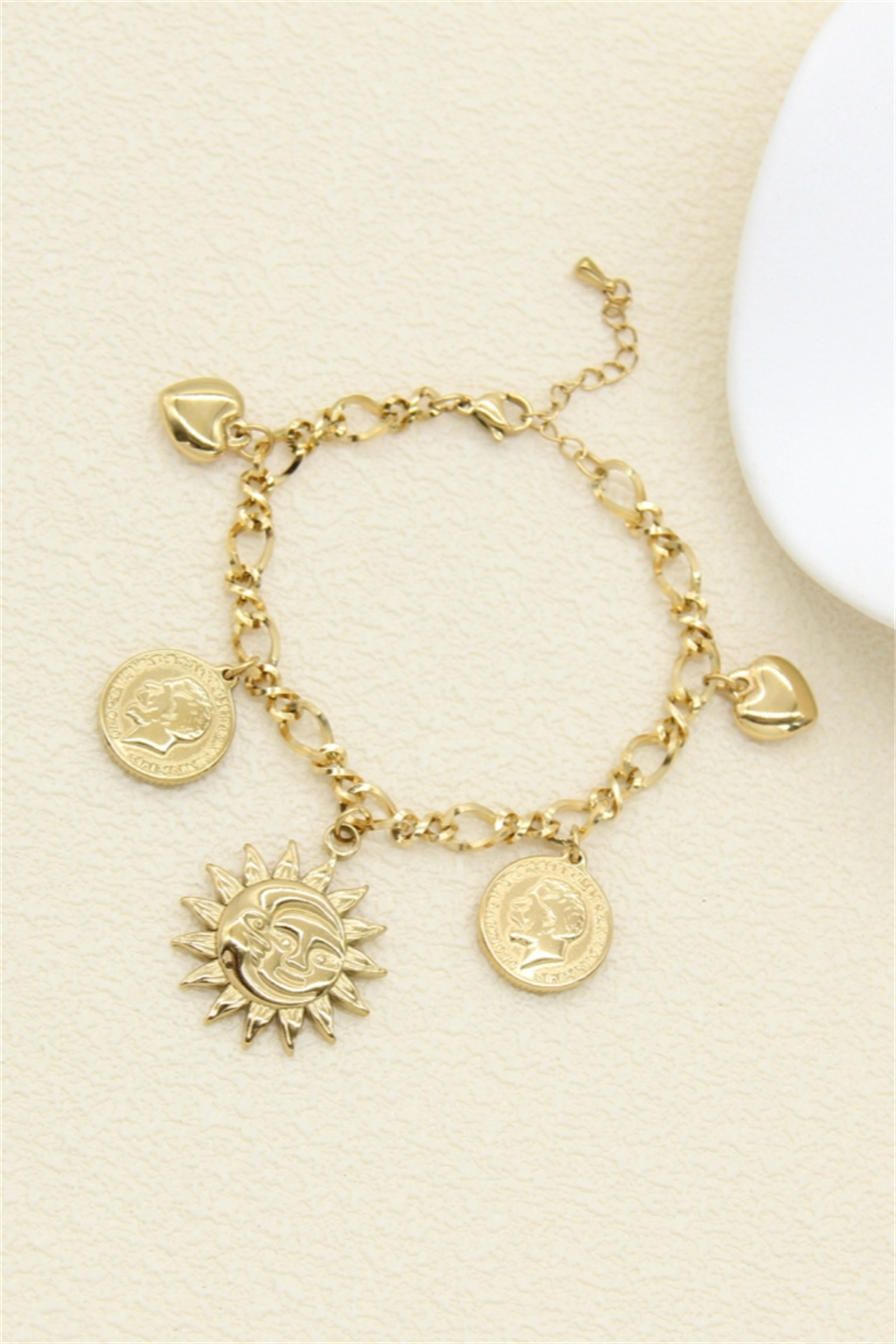 Grossiste Bellissima - Bracelet charms doré – Soleil & médailles vintage