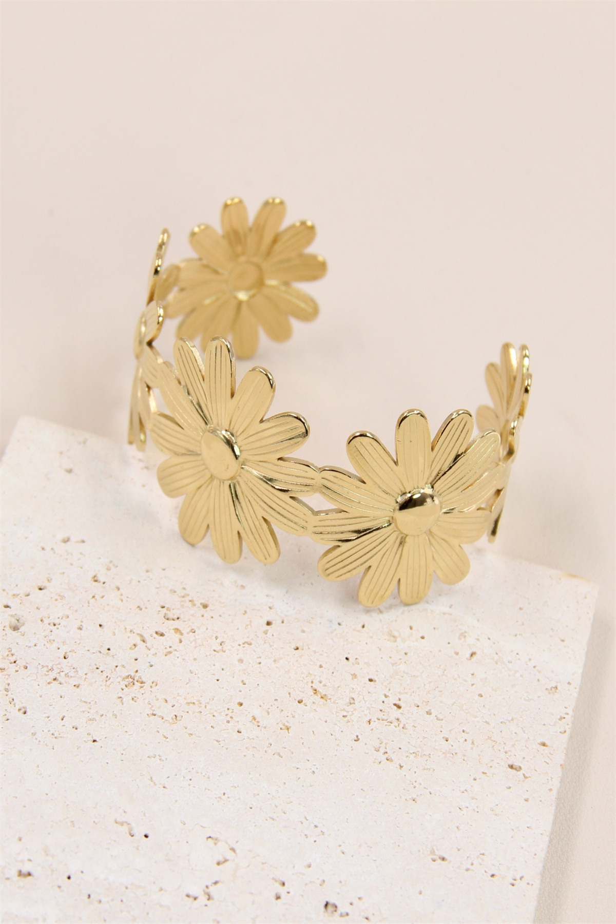 Grossiste Bellissima - Bracelet Jonc Fleur en Acier Inoxydable - Éclat et Élégance Florale