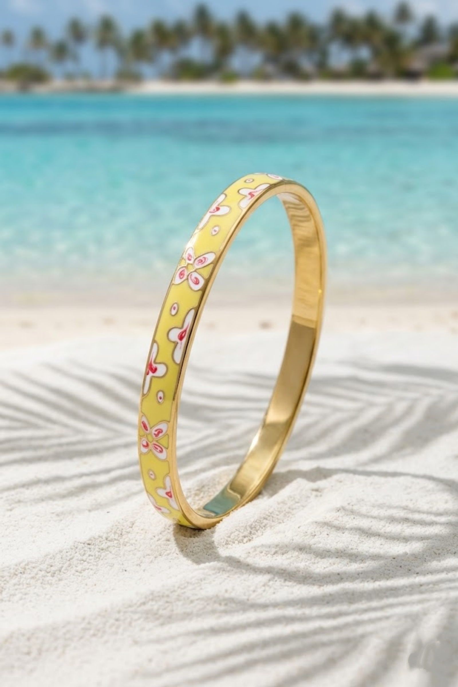 Mayorista Bellissima - Brazalete Tailandés de Acero Inoxidable Dorado con Flor de Esmalte – Disponible en Varios Colores