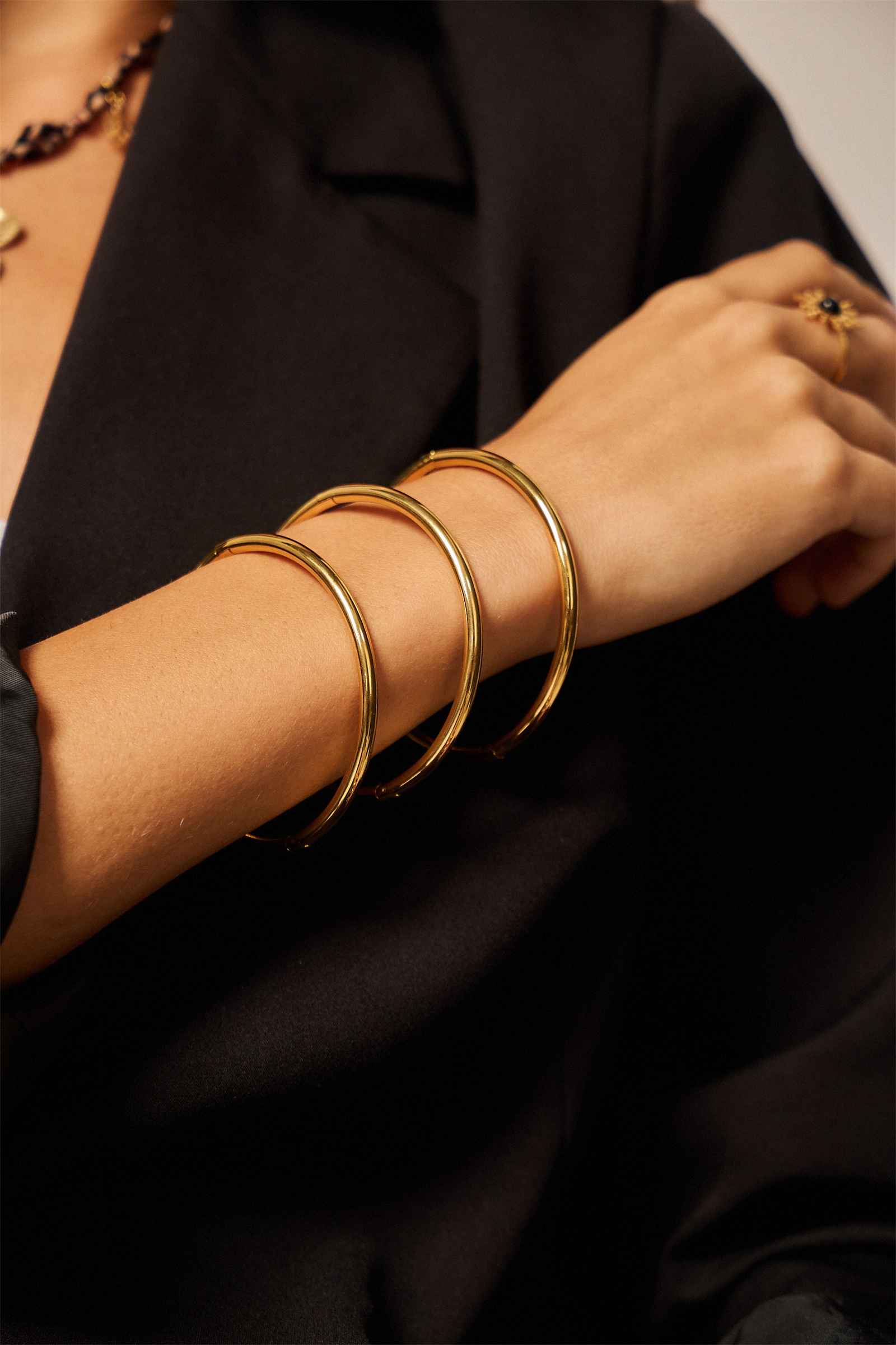 Grossiste Bellissima - Bracelet Jonc Ouvrable en Acier Inoxydable Doré – Élégance et Simplicité I