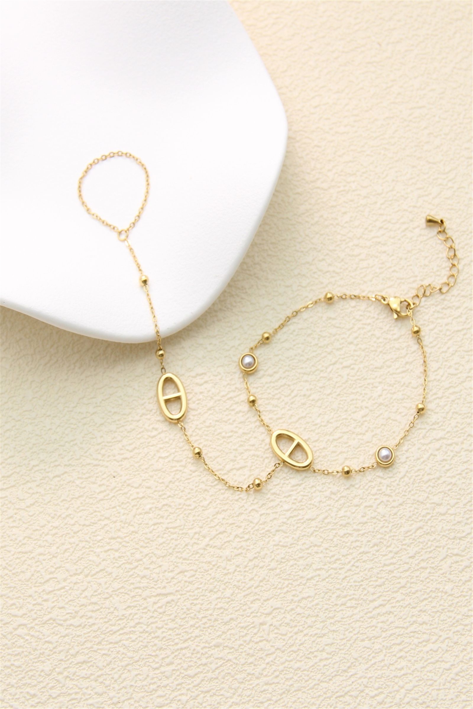 Grossiste Bellissima - Bracelet de Main Maillon Ovale Doré en Acier Inoxydable – Élégance Contempo