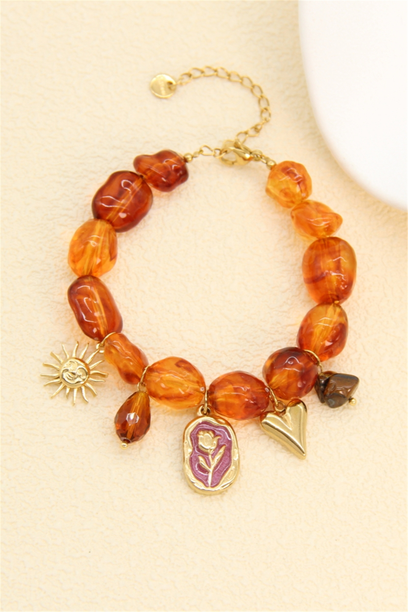 Mayorista Bellissima - Pulsera de Cuentas de Resina Ámbar y Charms Dorados – Estilo Bohemio Chic