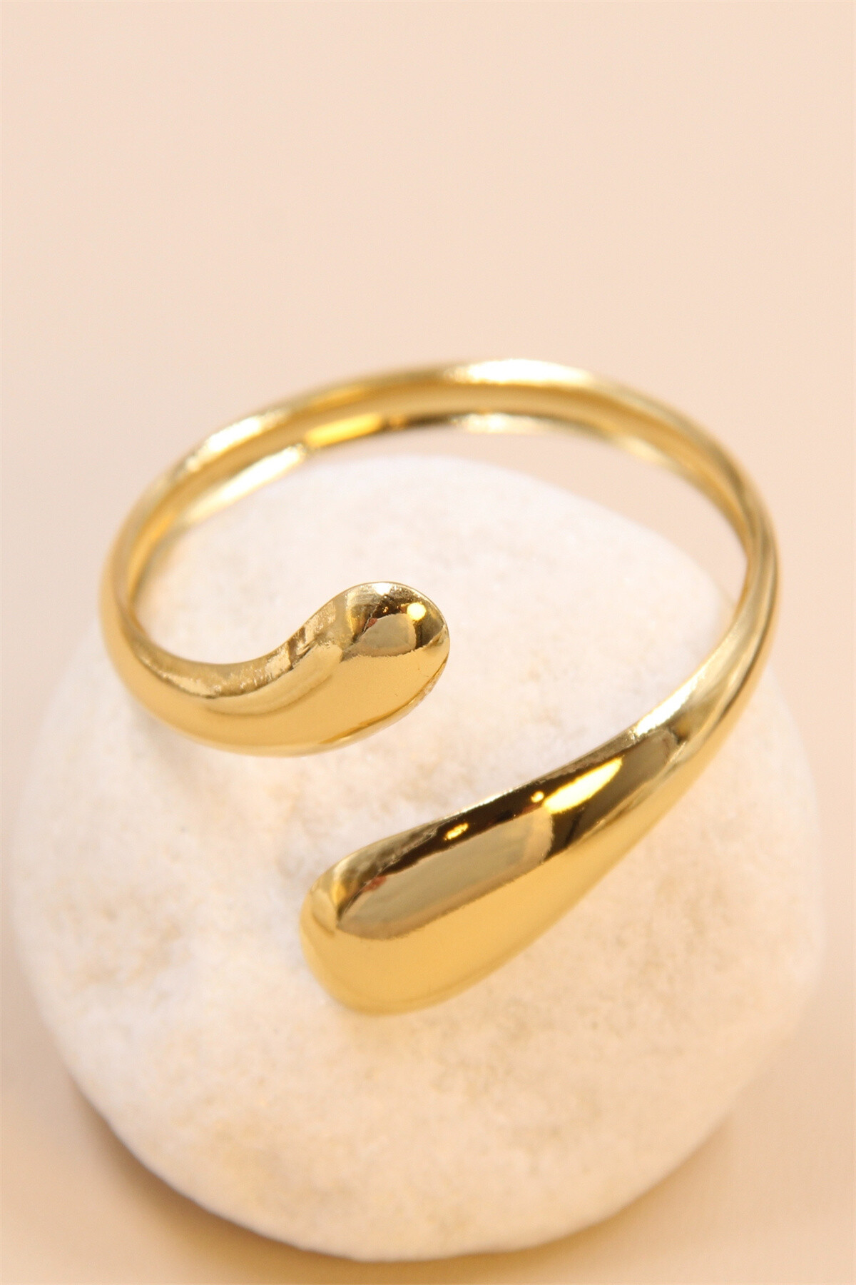 Wholesaler Bellissima - Adjustable golden stainless steel bracelet - elegance and flexibility
