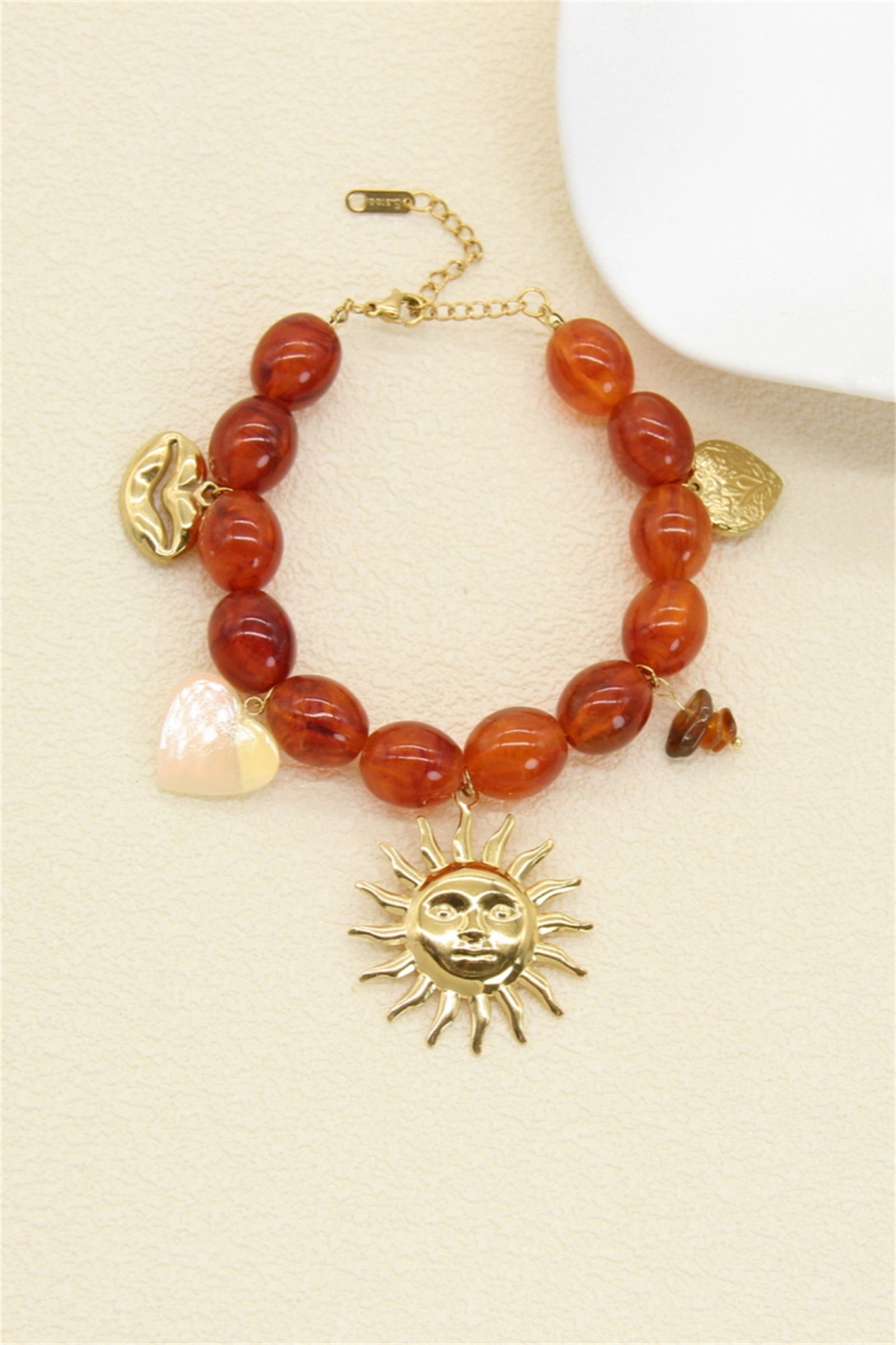 Grossiste Bellissima - Bracelet Perles Ambrées & Charms Soleil – Style Bohème Chic