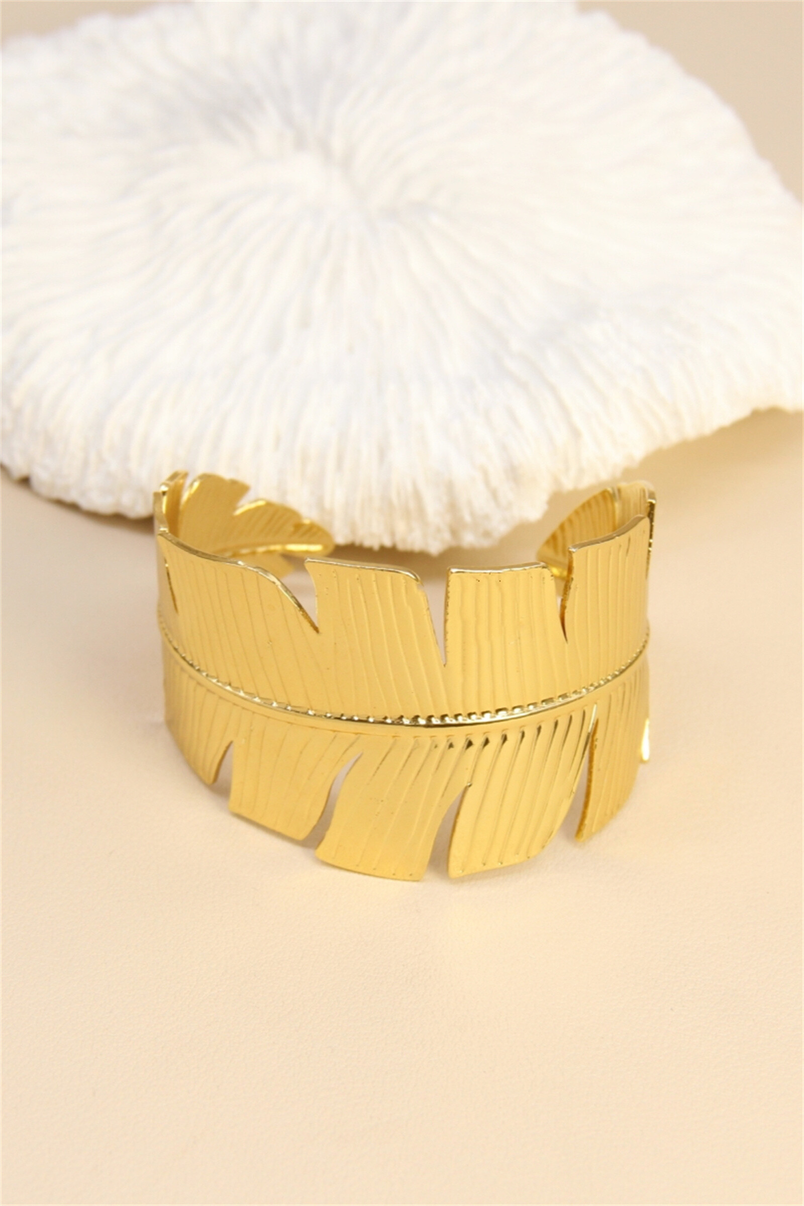 Grossiste Bellissima - Bracelet Jonc Doré en Acier Inoxydable – Feuille Tropicale Chic