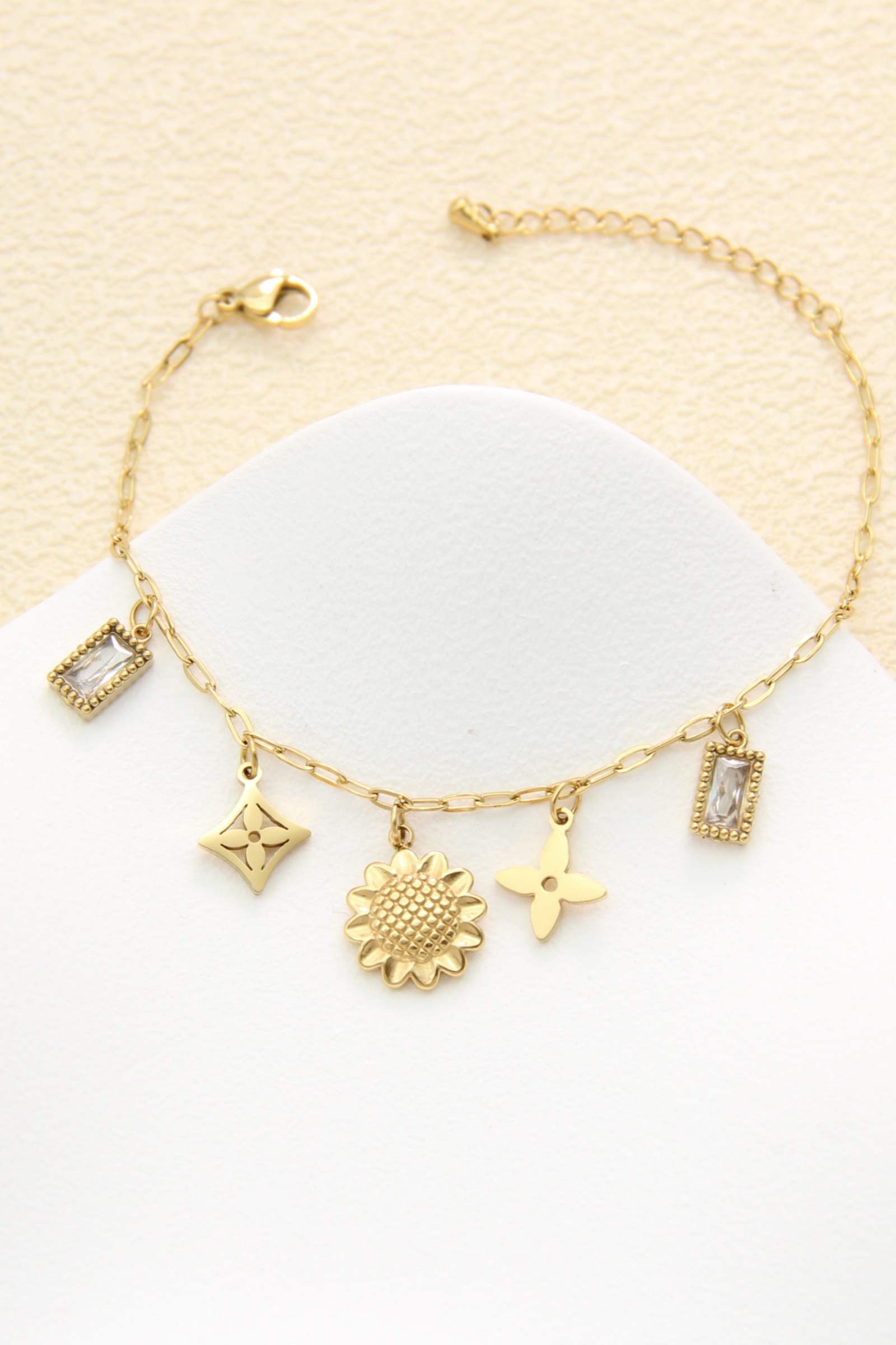 Grossiste Bellissima - Bracelet Charms Doré Fleur et Soleil – Acier Inoxydable