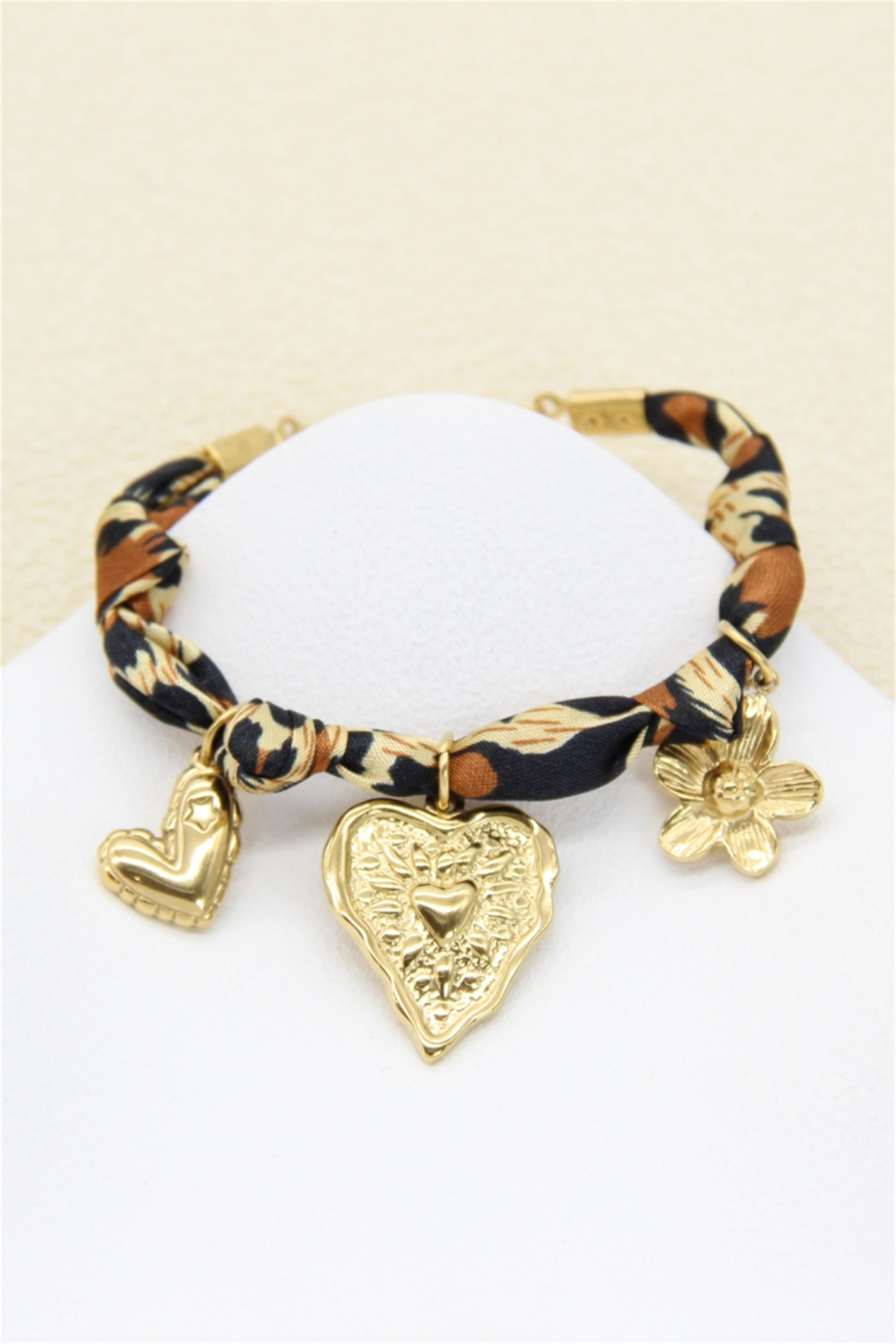 Grossiste Bellissima - Bracelet foulard imprimé avec charms – Style bohème chic pour votre boutique