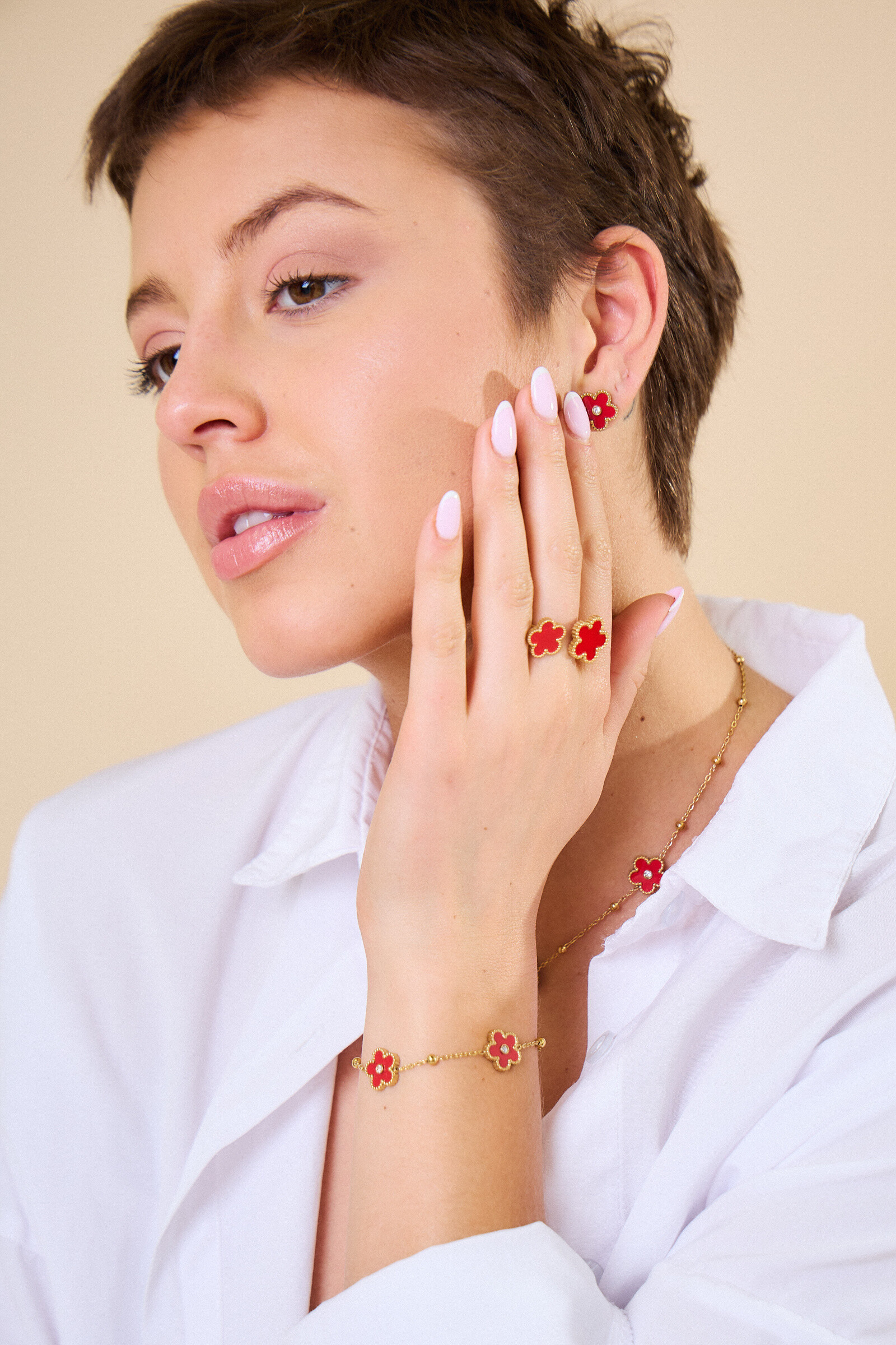 Grossiste Bellissima - Bracelet Fleur Orné de Strass en Acier Inoxydable : Un Accessoire de Rêve