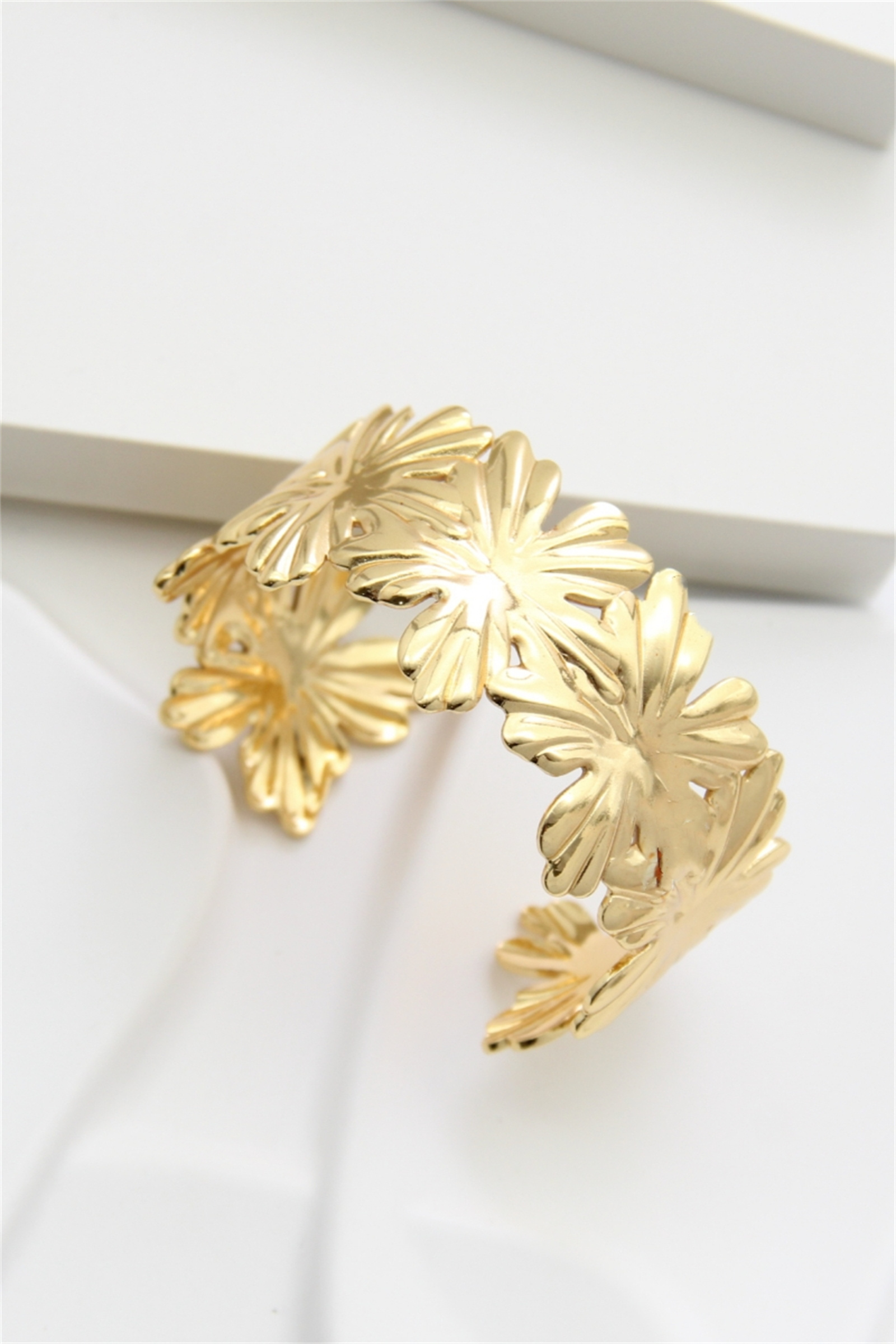 Grossiste Bellissima - Bracelet jonc en acier inoxydable doré – Motif floral élégant