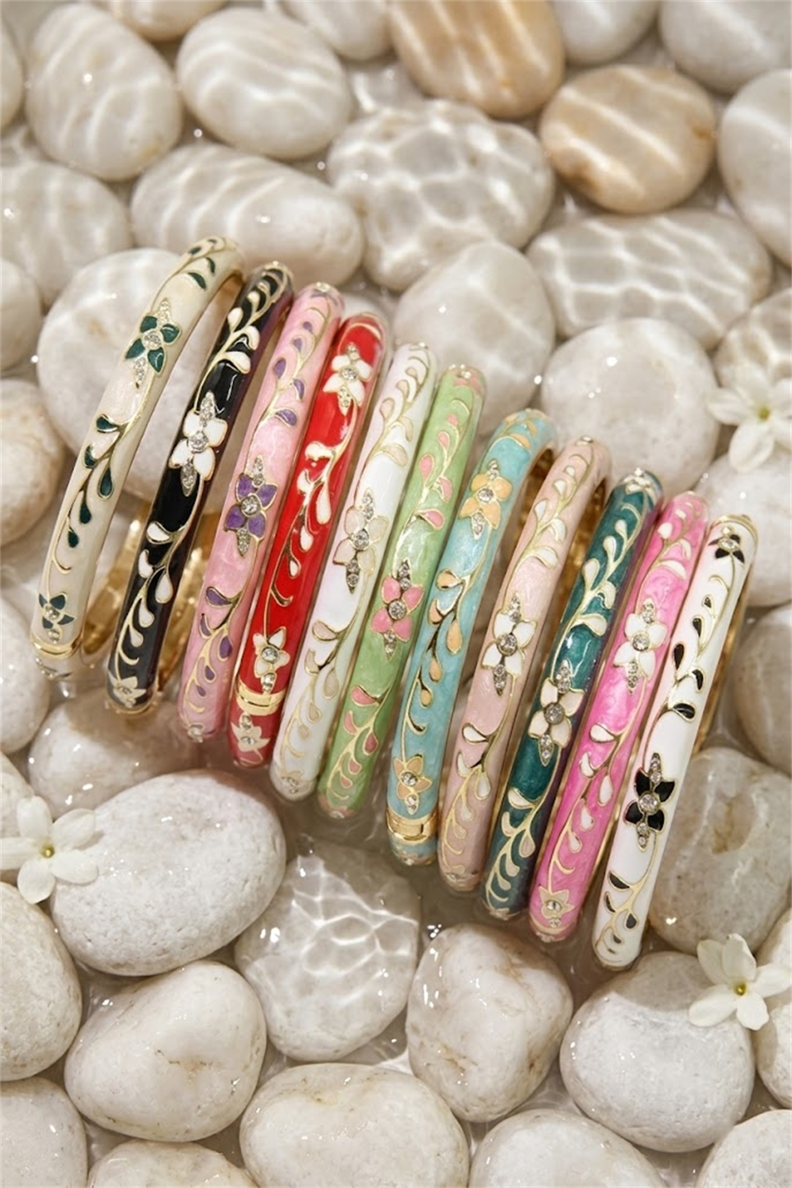Grossiste Bellissima - Bracelet Jonc Thaïlandais Émaillé en Laiton – Motif Floral Coloré & Facile