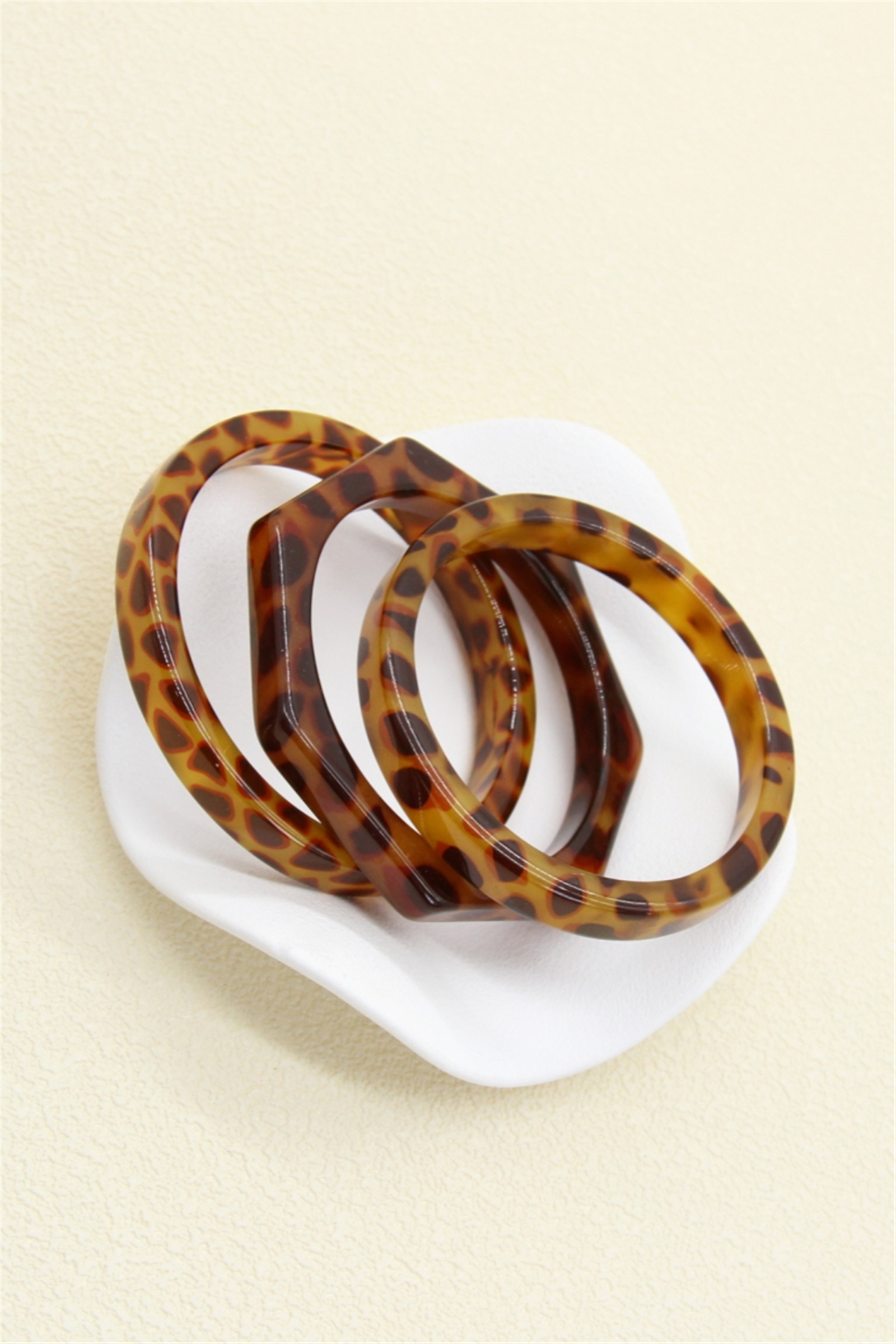 Grossiste Bellissima - Lot de 3 bracelets léopard en résine – accessoire tendance & ultra-stylé