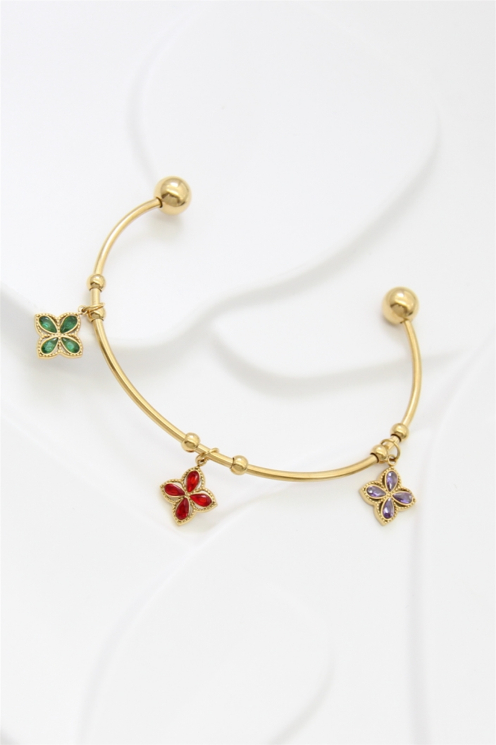 Grossiste Bellissima - Bracelet jonc doré en acier inoxydable avec charms trèfles colorés