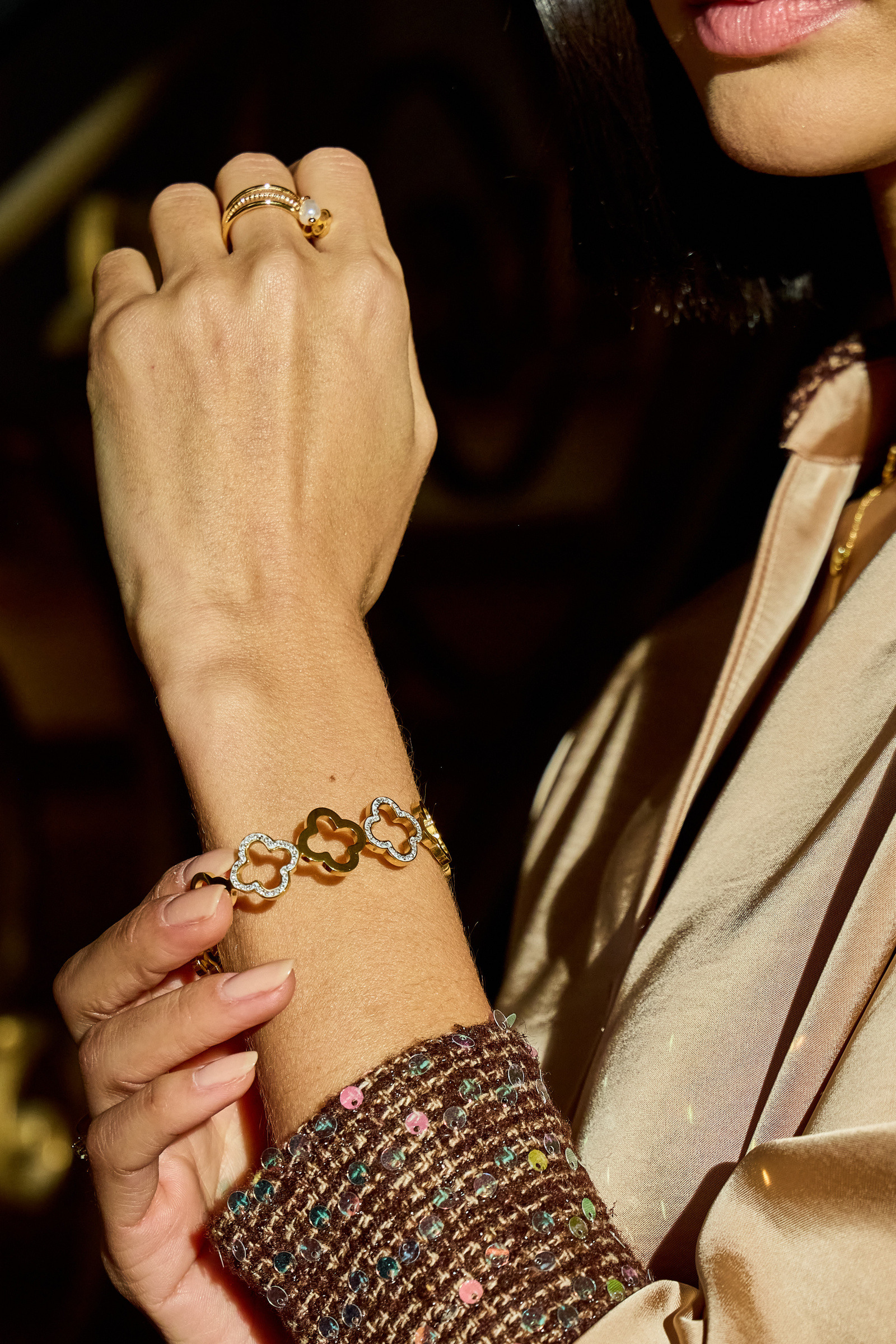 Grossiste Bellissima - Bracelet jonc trèfle en acier inoxydable – Élégance ajourée et éclat zircon