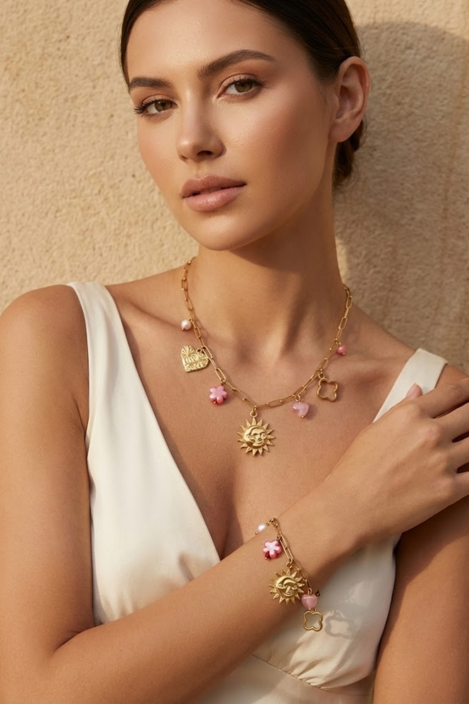 Grossiste Bellissima - Bracelet acier inoxydable doré charms soleil et cœur