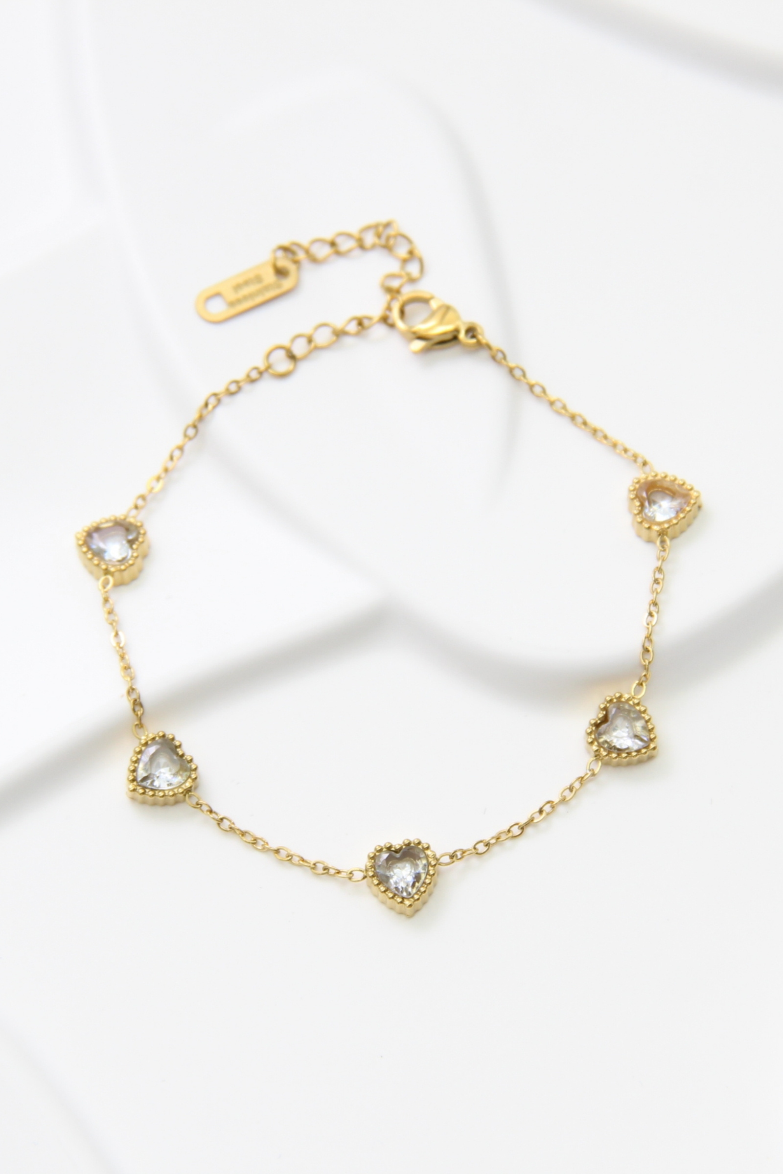 Grossiste Bellissima - Bracelet cœurs en acier inoxydable avec strass scintillantes