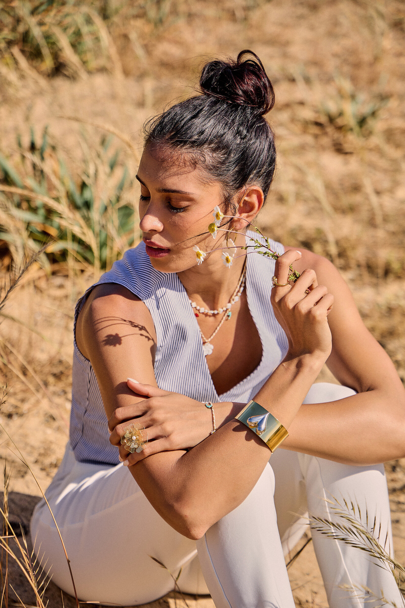 Grossiste Bellissima - Bracelet jonc large bicolore en acier inoxydable – Cœur sculpté design