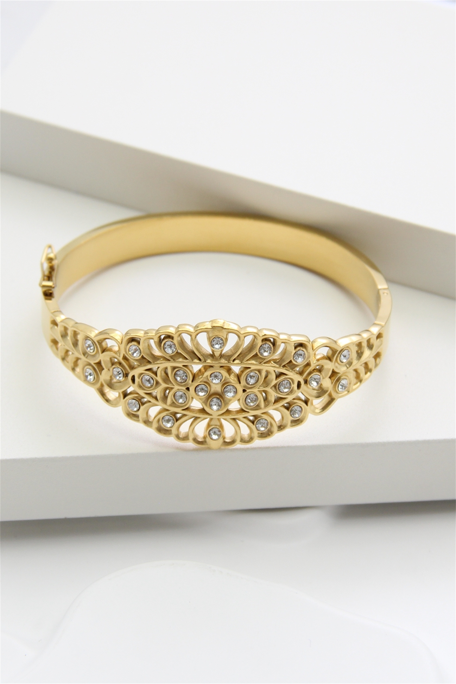 Grossiste Bellissima - Bracelet Jonc Sculpté Strassé en Acier Inoxydable Doré – Élégance Intemporelle