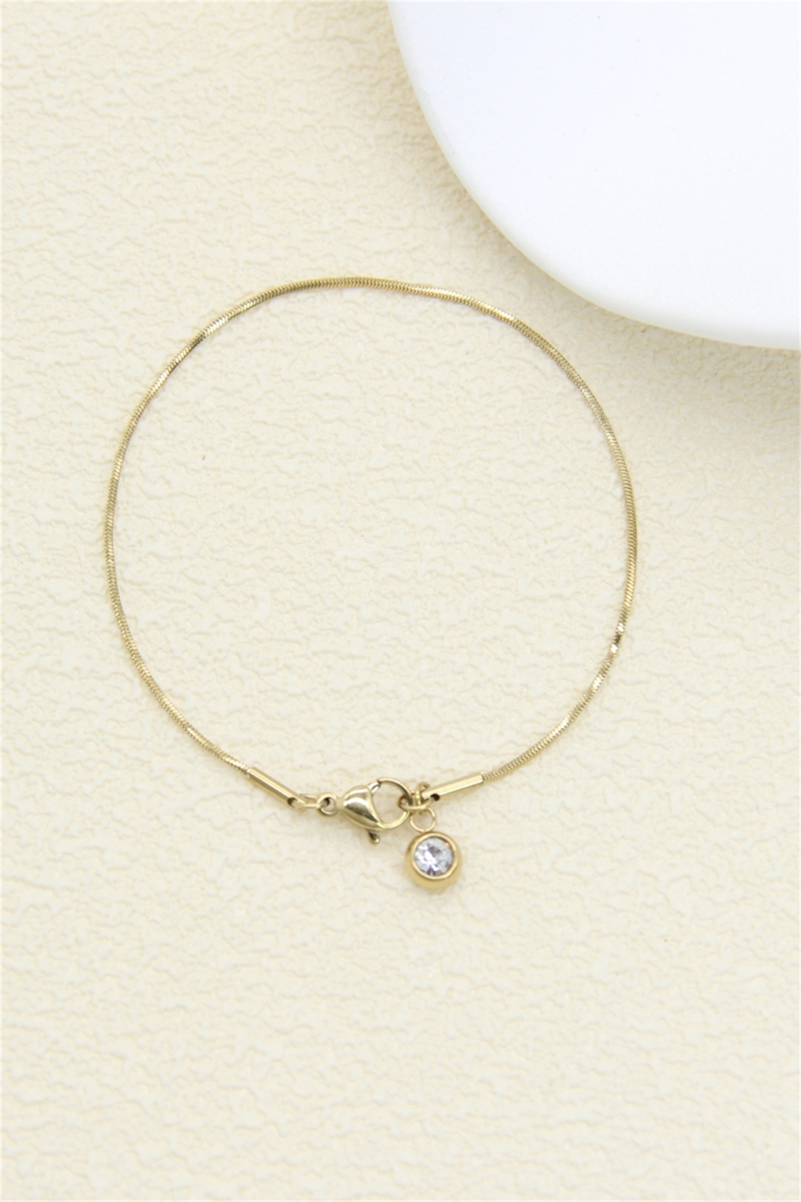Grossiste Bellissima - Bracelet Fin Doré & Zircon en acier inoxydable – Élégance Minimaliste