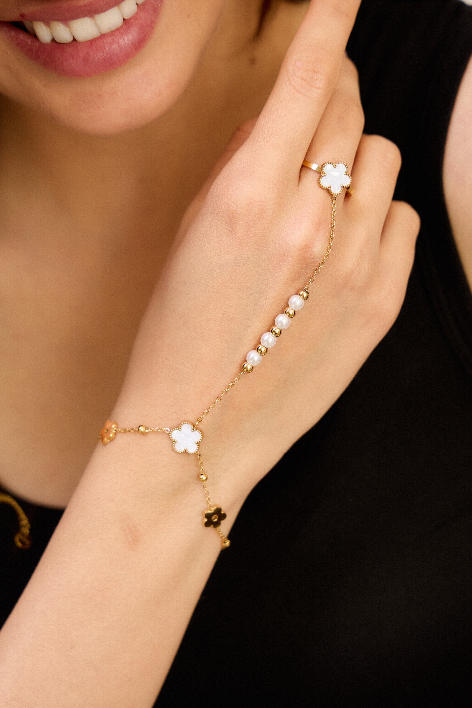 Grossiste Bellissima - Bracelet Chaîne Main Trèfle en Acier Inoxydable : Élégance et Porte-Bonheur