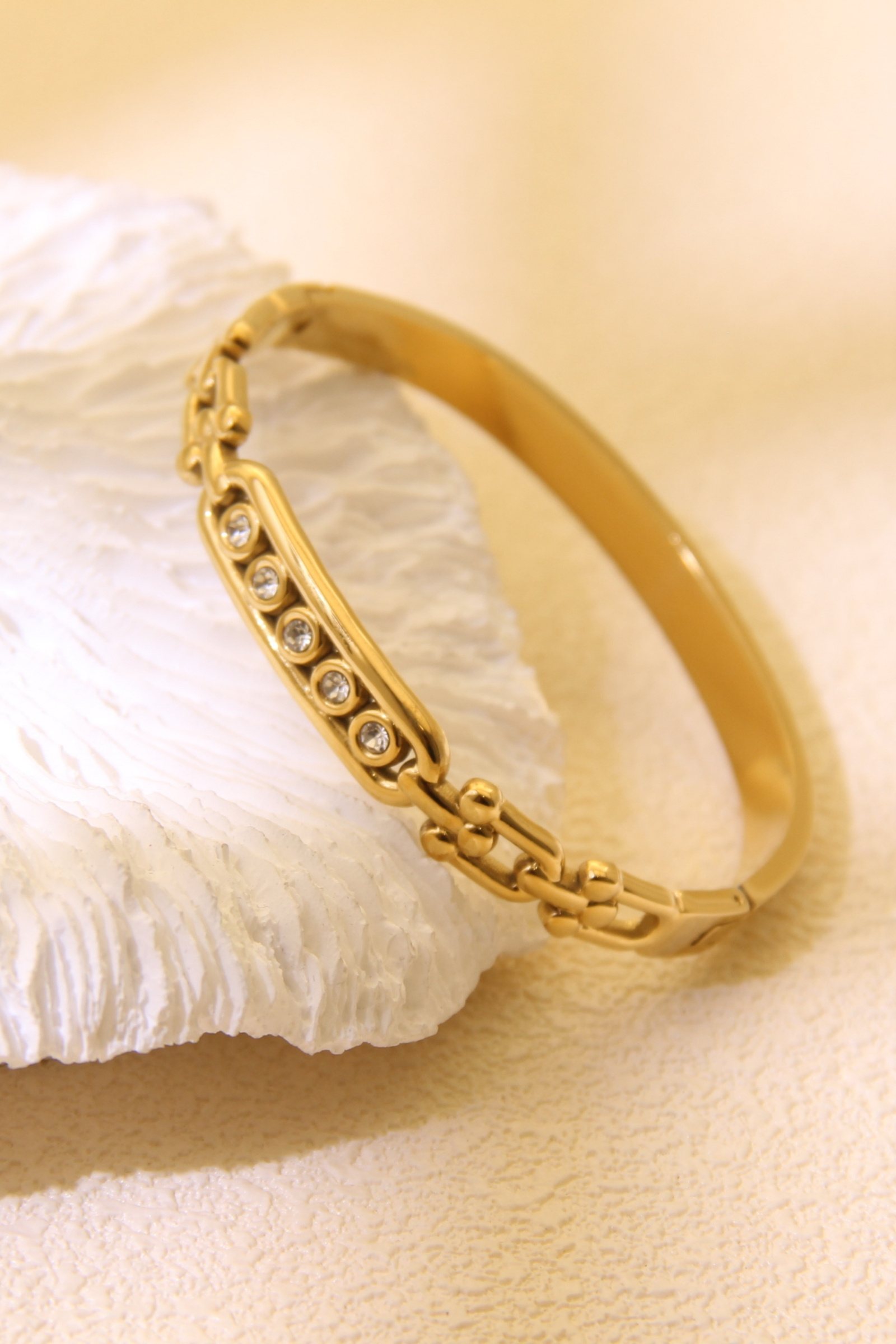 Grossiste Bellissima - Bracelet Jonc Doré Strass en Acier Inoxydable – Élégance Intemporelle