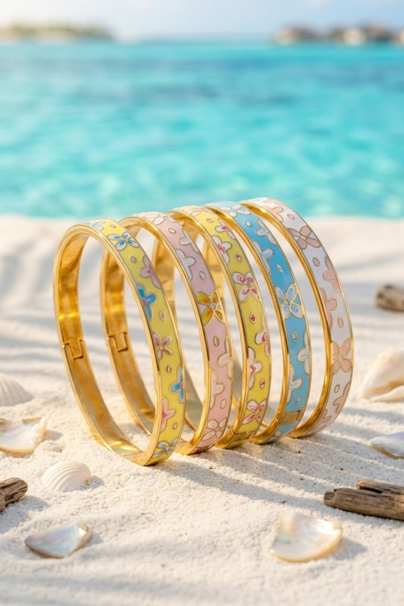 Mayorista Bellissima - Brazalete Tailandés de Acero Inoxidable Dorado con Flor de Esmalte – Disponible en Varios Colores