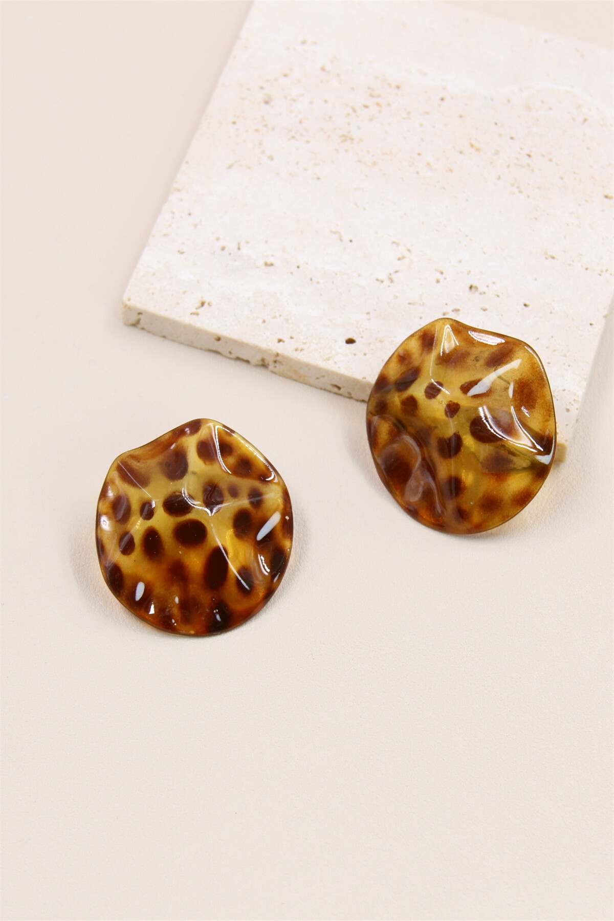 Grossiste Bellissima - Boucles d'Oreilles Rondes Léopard en Résine et Acier Inoxydable