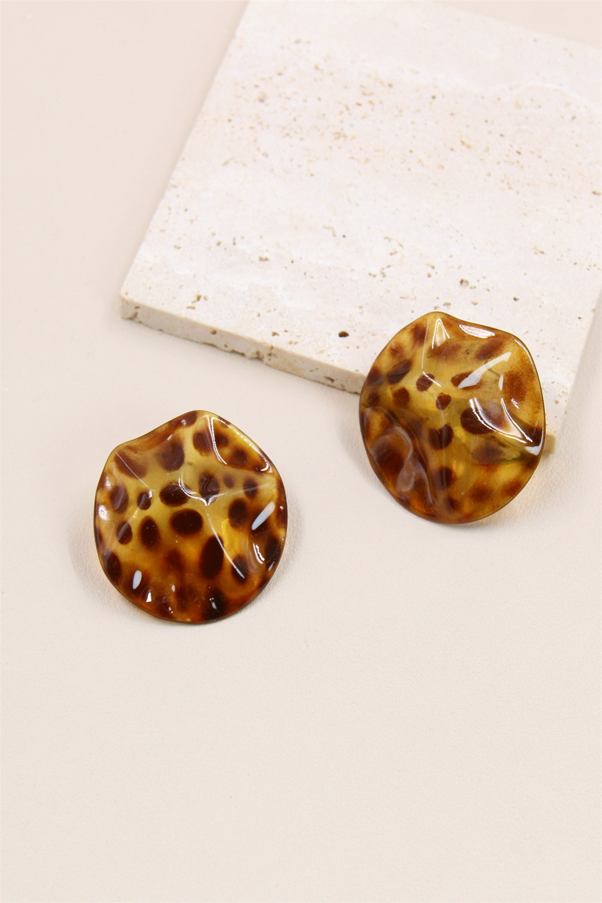 Grossiste Bellissima - Boucles d'Oreilles Rondes Léopard en Résine et Acier Inoxydable