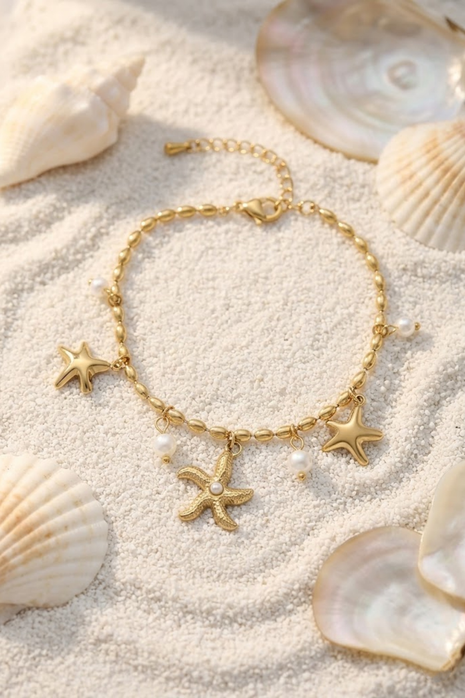 Grossiste Bellissima - Bracelet doré étoiles de mer et perles blanches
