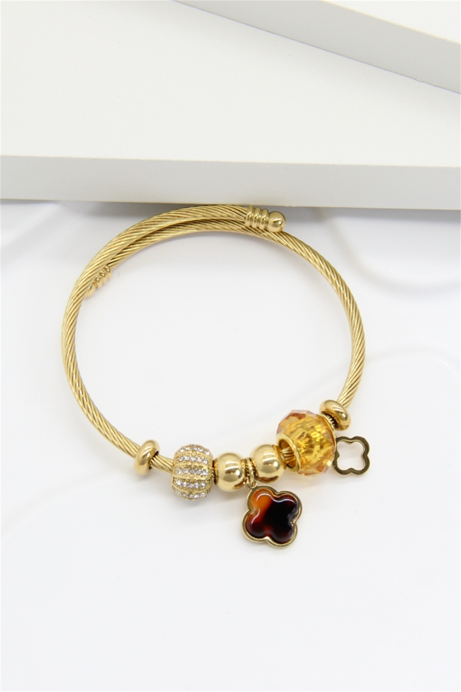 Grossiste Bellissima - Bracelet Femme Doré à Breloques Trèfle – Câble Rigide Fantaisie Chic