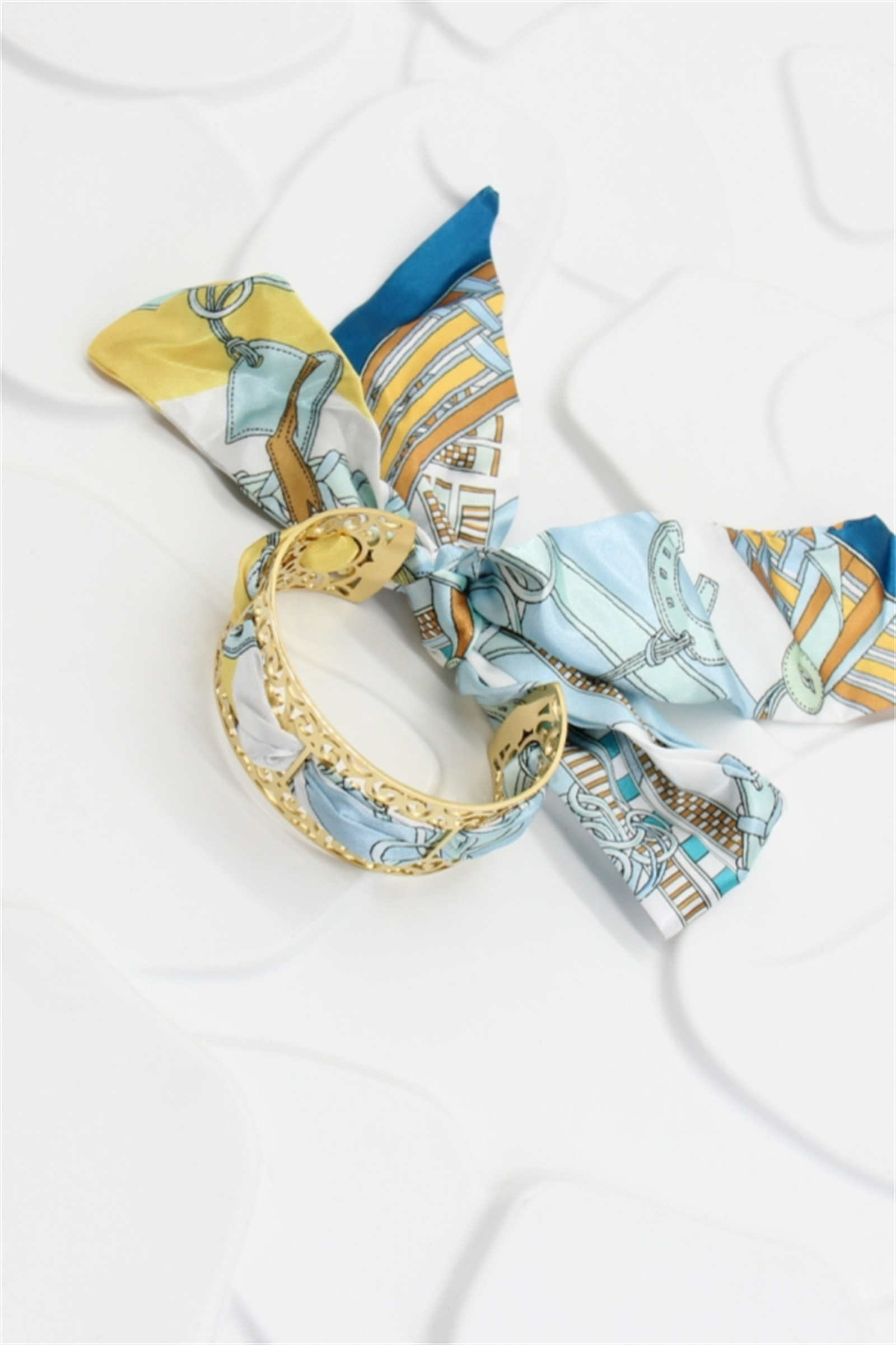 Grossiste Bellissima - Bracelet Jonc Doré avec Foulard Intégré – ACIER INOXYDABLE