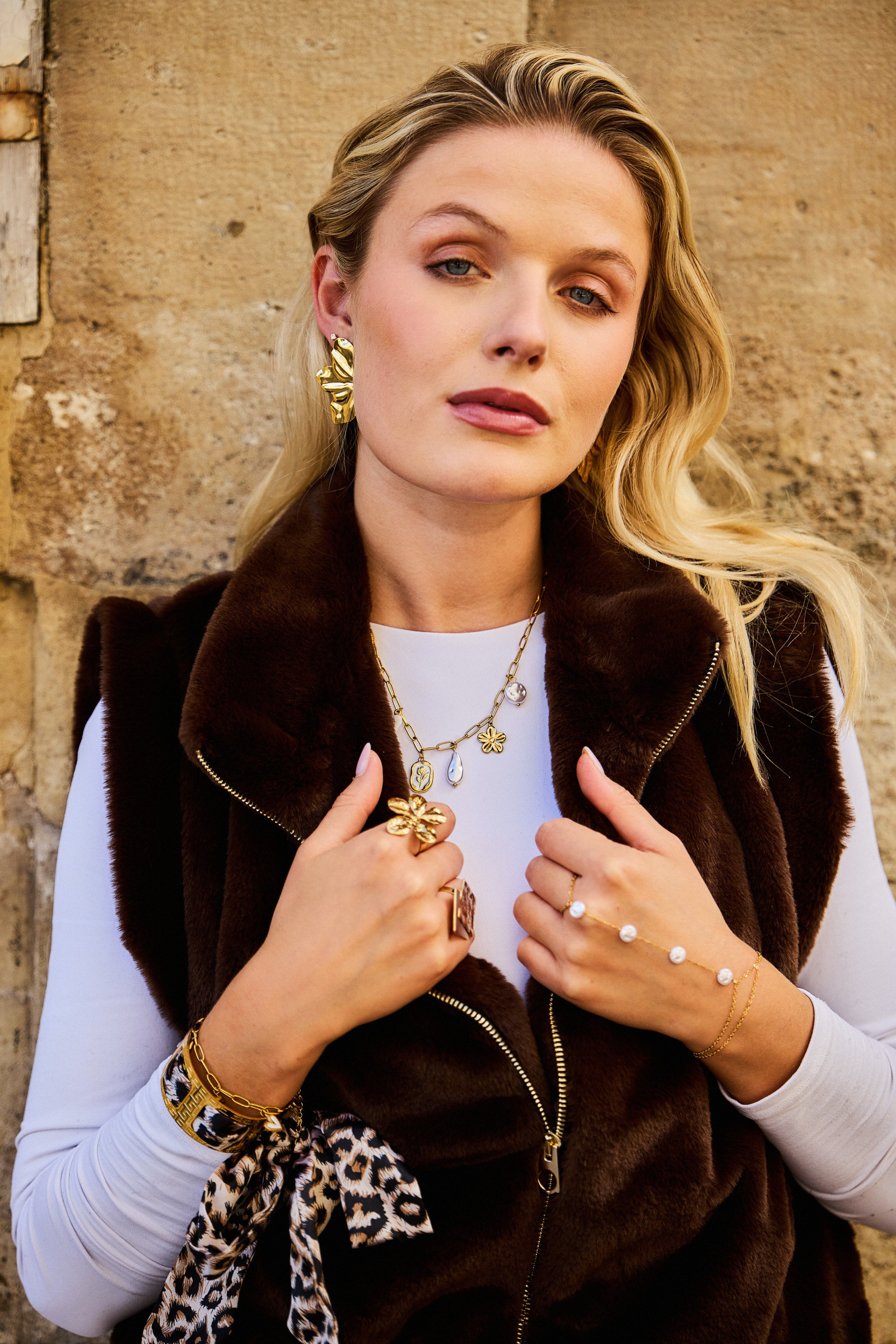 Grossiste Bellissima - Bracelet de main en acier inoxydable doré et perles nacrées