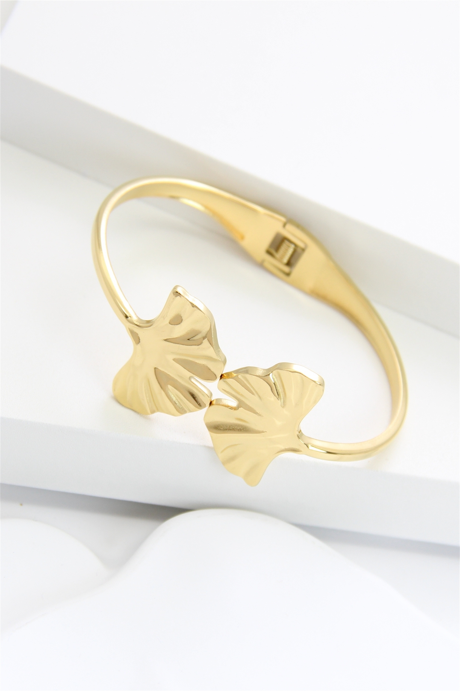 Grossiste Bellissima - Bracelet jonc acier inoxydable doré design feuille de ginkgo