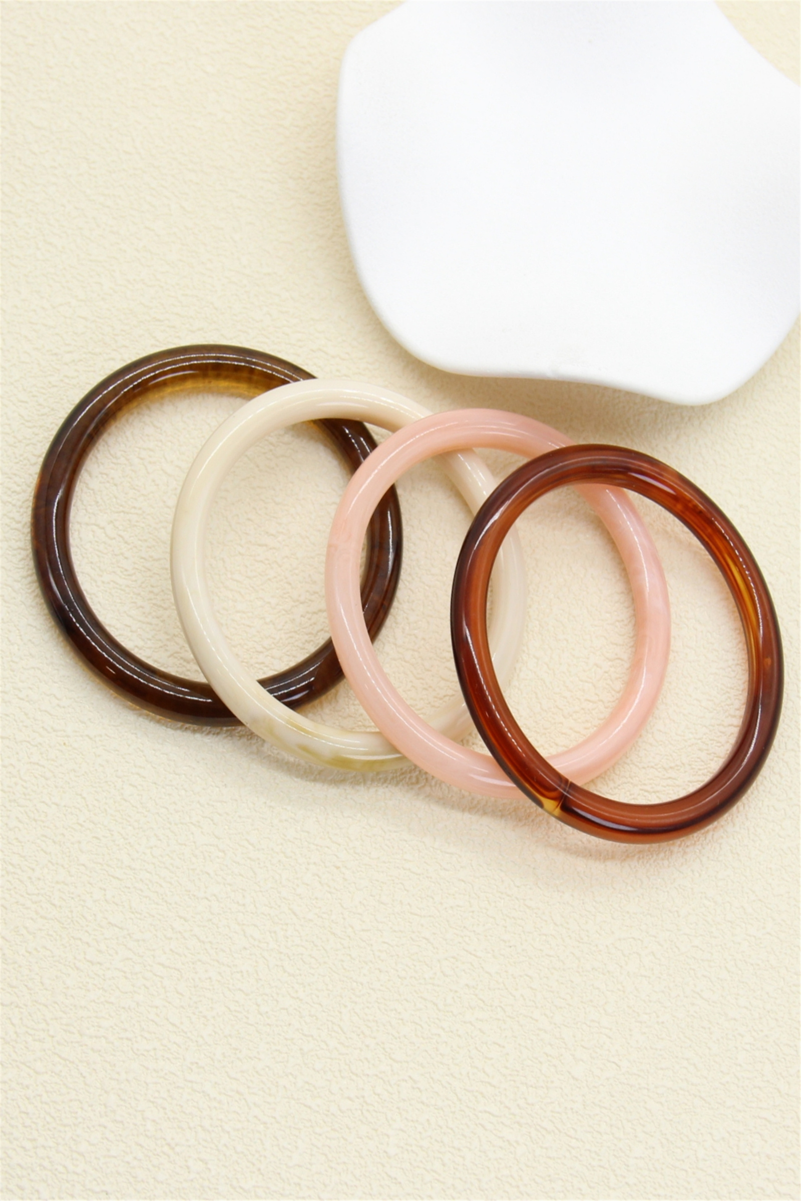Grossiste Bellissima - Bracelet résine tendance – 4 couleurs pour un style unique