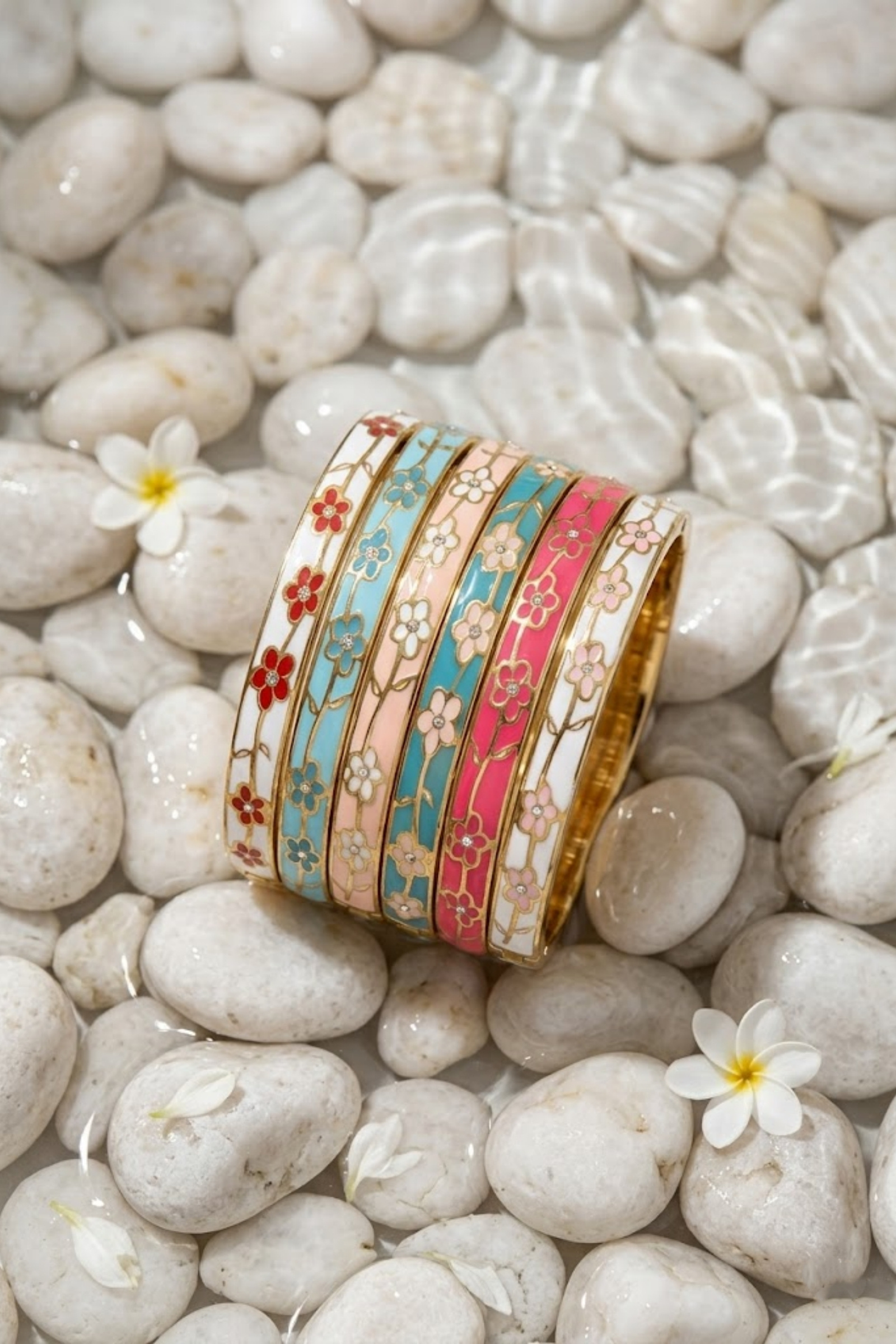 Mayorista Bellissima - Brazalete Tailandés de Flor Esmaltada en Acero Inoxidable Dorado – Disponible en Varios Colores