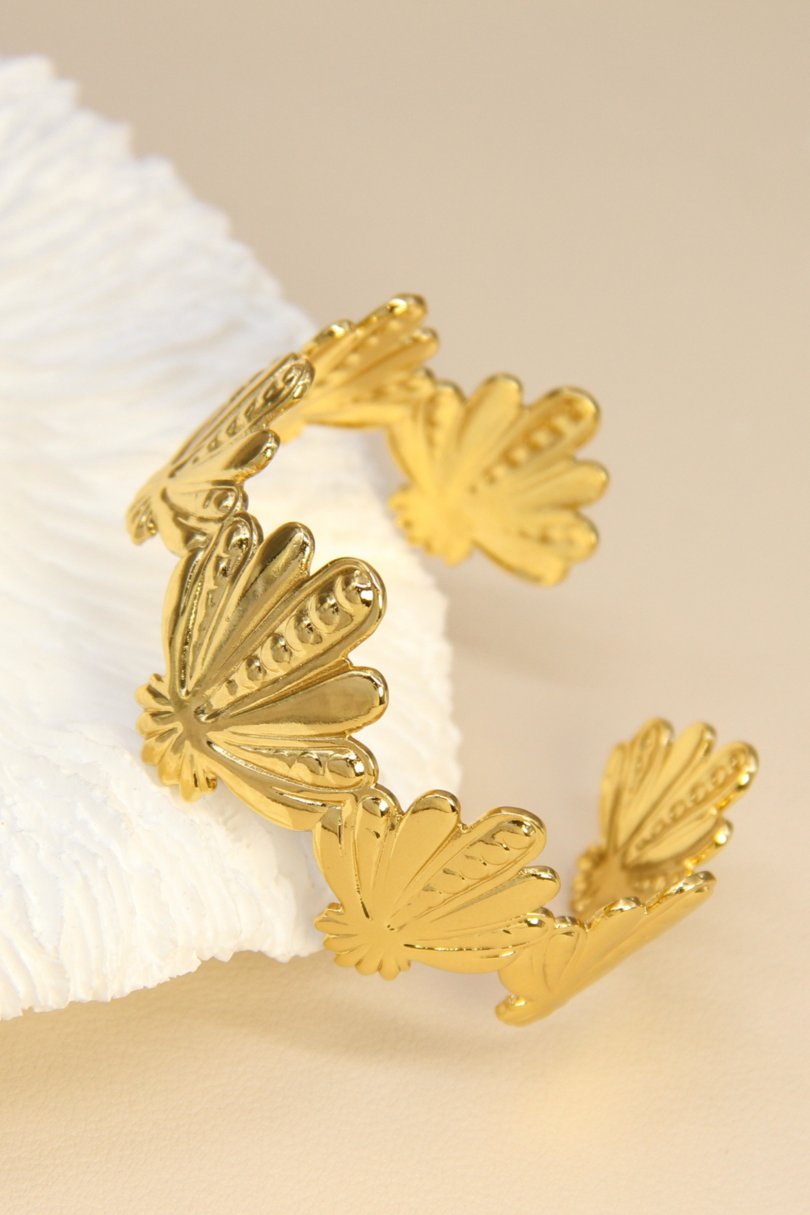 Wholesaler Bellissima - Gold Shell Bangle Bracelet - Stainless steel, chic seaside spirit